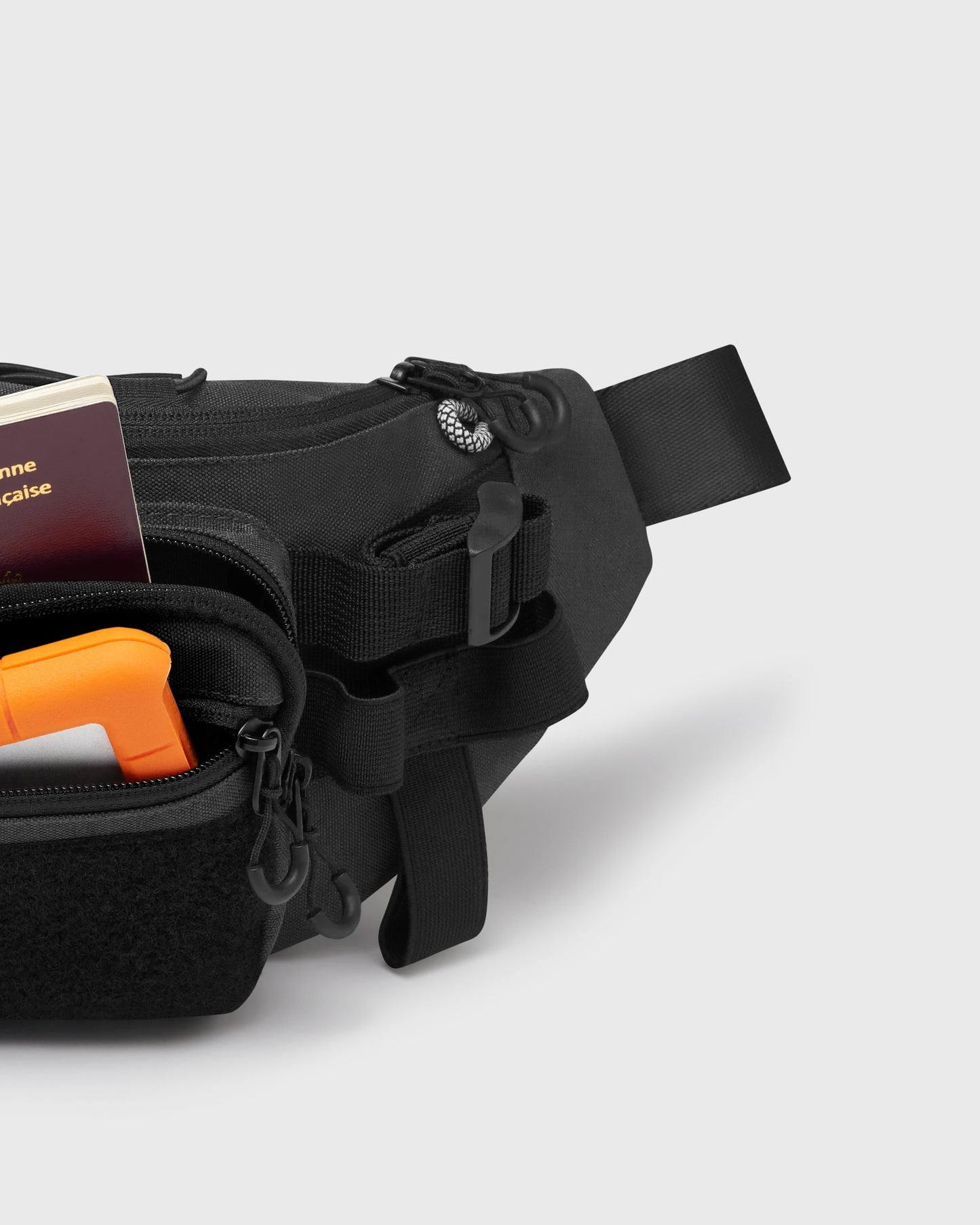 Détail de la banane noire Avnier avec outils et accessoires rangés à l’intérieur.