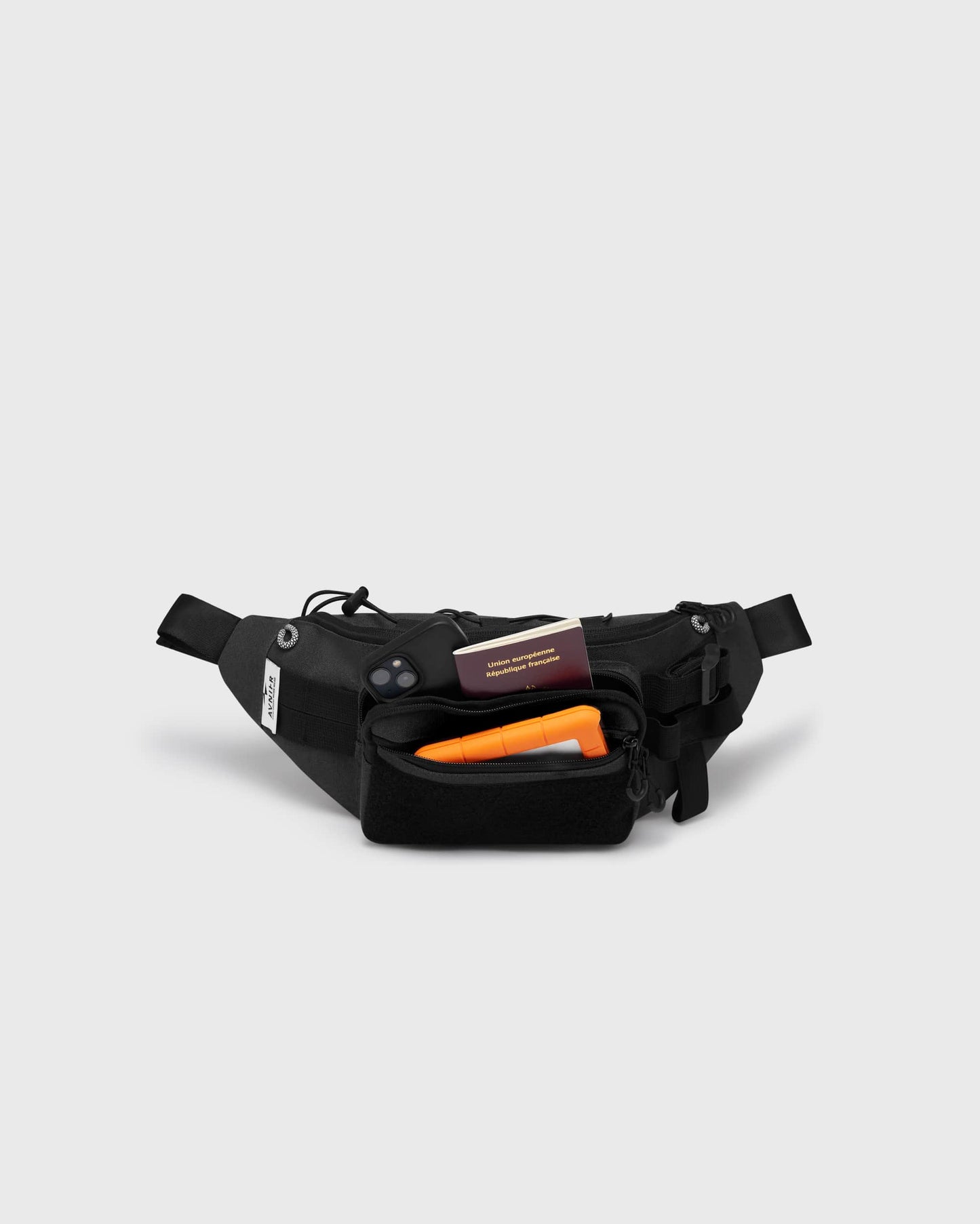Banane noire Avnier ouverte, compartiment principal avec accessoires rangés.