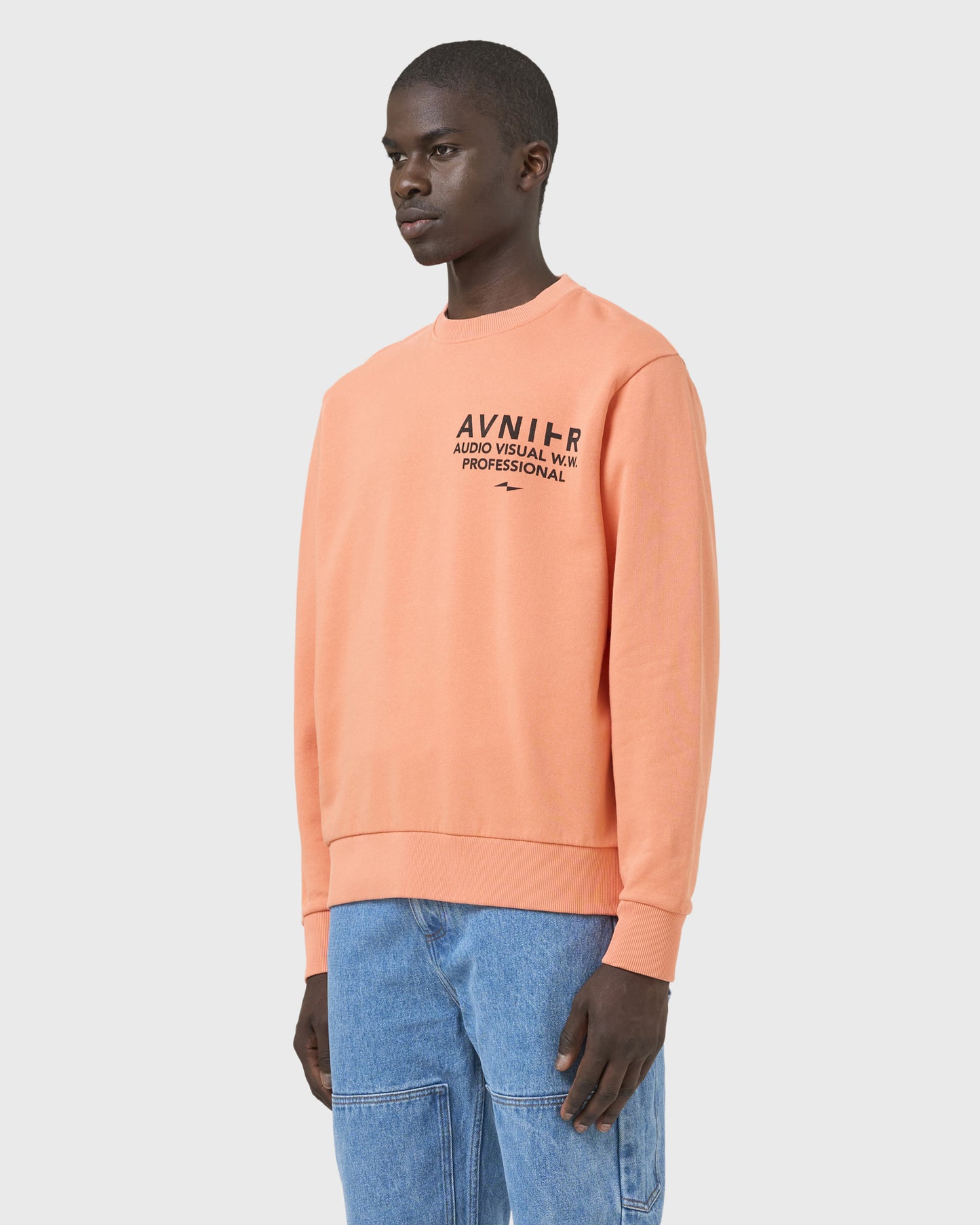 crewneck-encore-v-orange-avnier-durable-4-silhouette-look - Orange vibrant