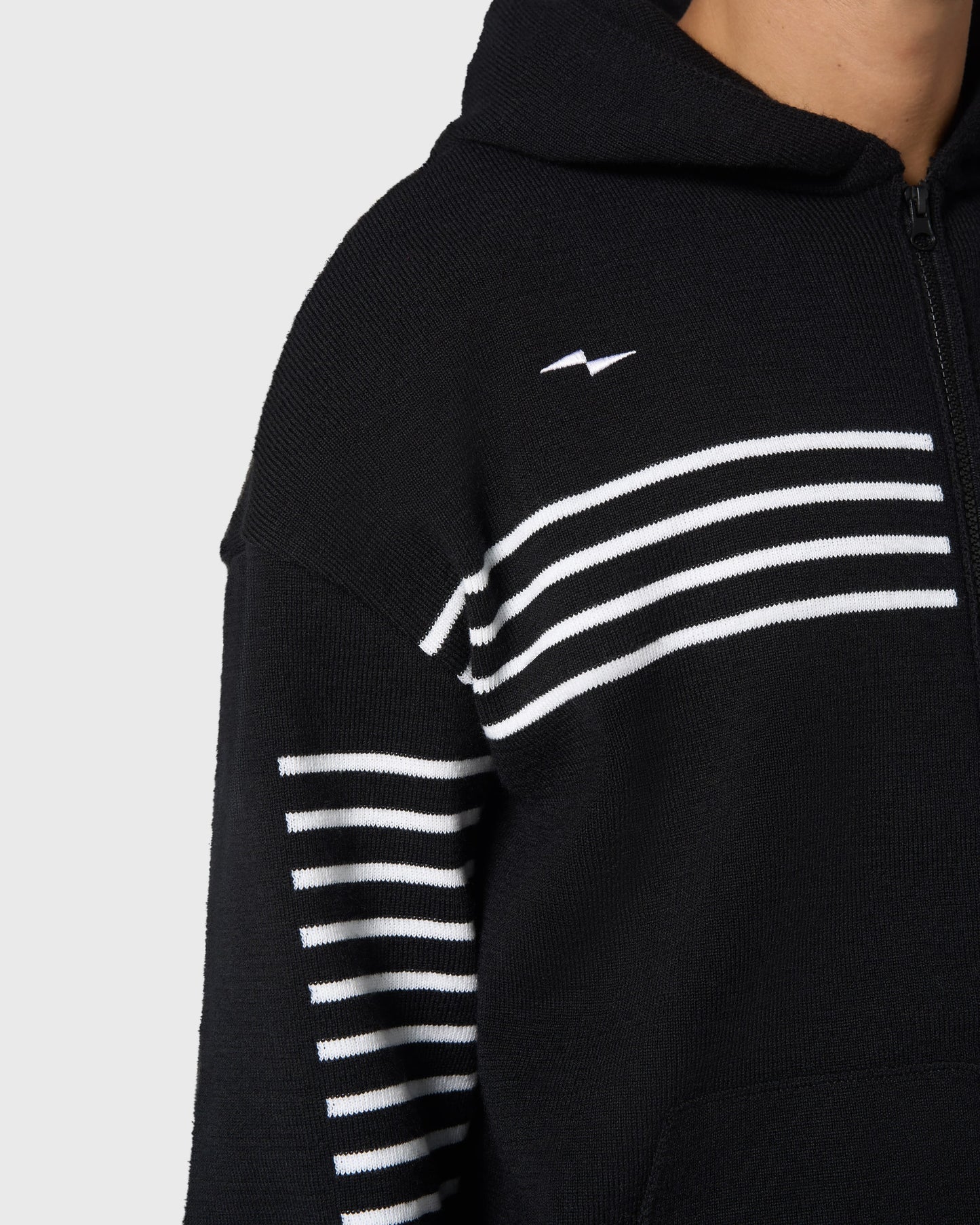 Zoom sur le logo AVNIER brodé sur la poche du hoodie Kobourg, détail textile discret et haut de gamme.