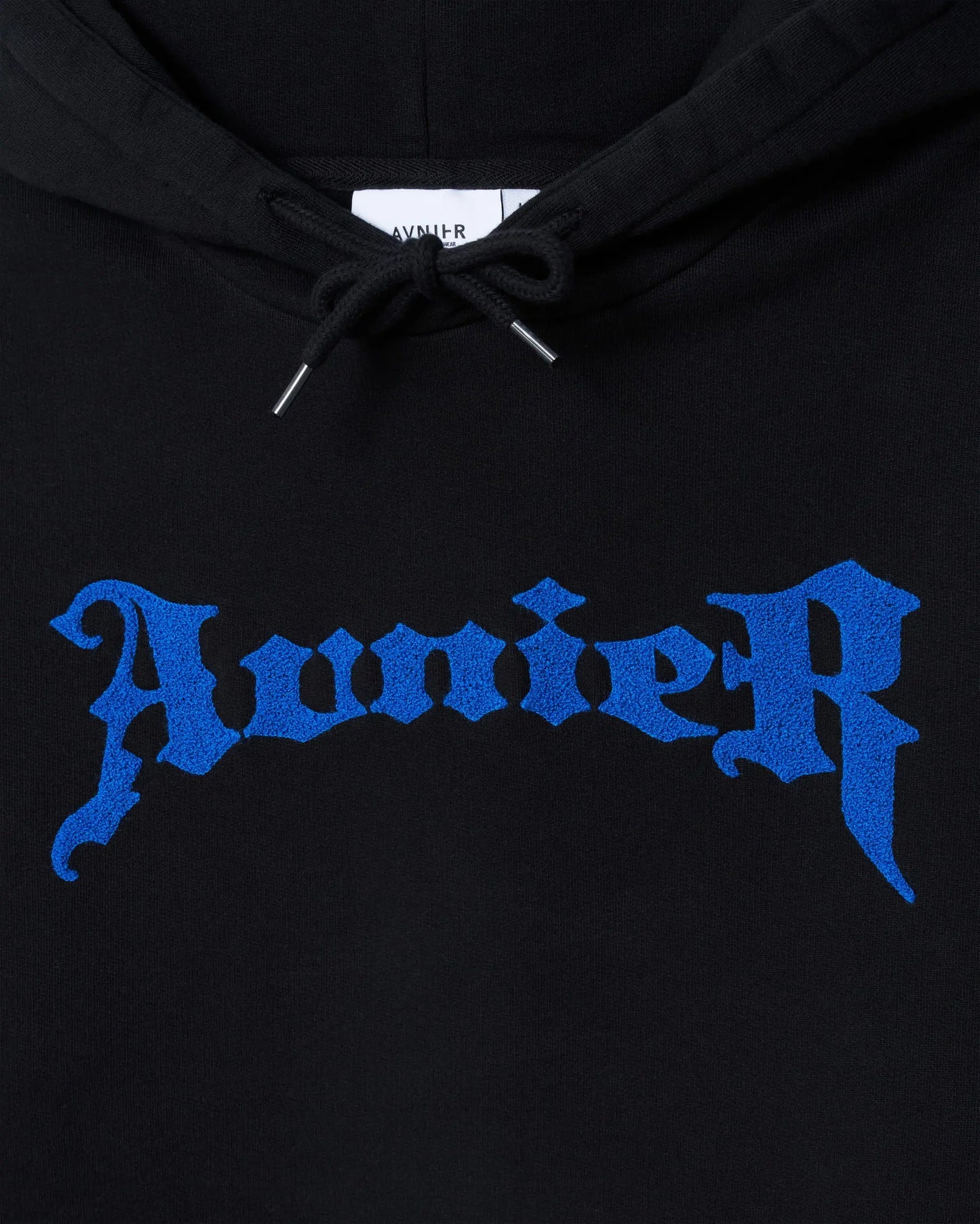 Zoom sur AVNIER bleu imprimé sur le hoodie Onset Edit Goth noir.