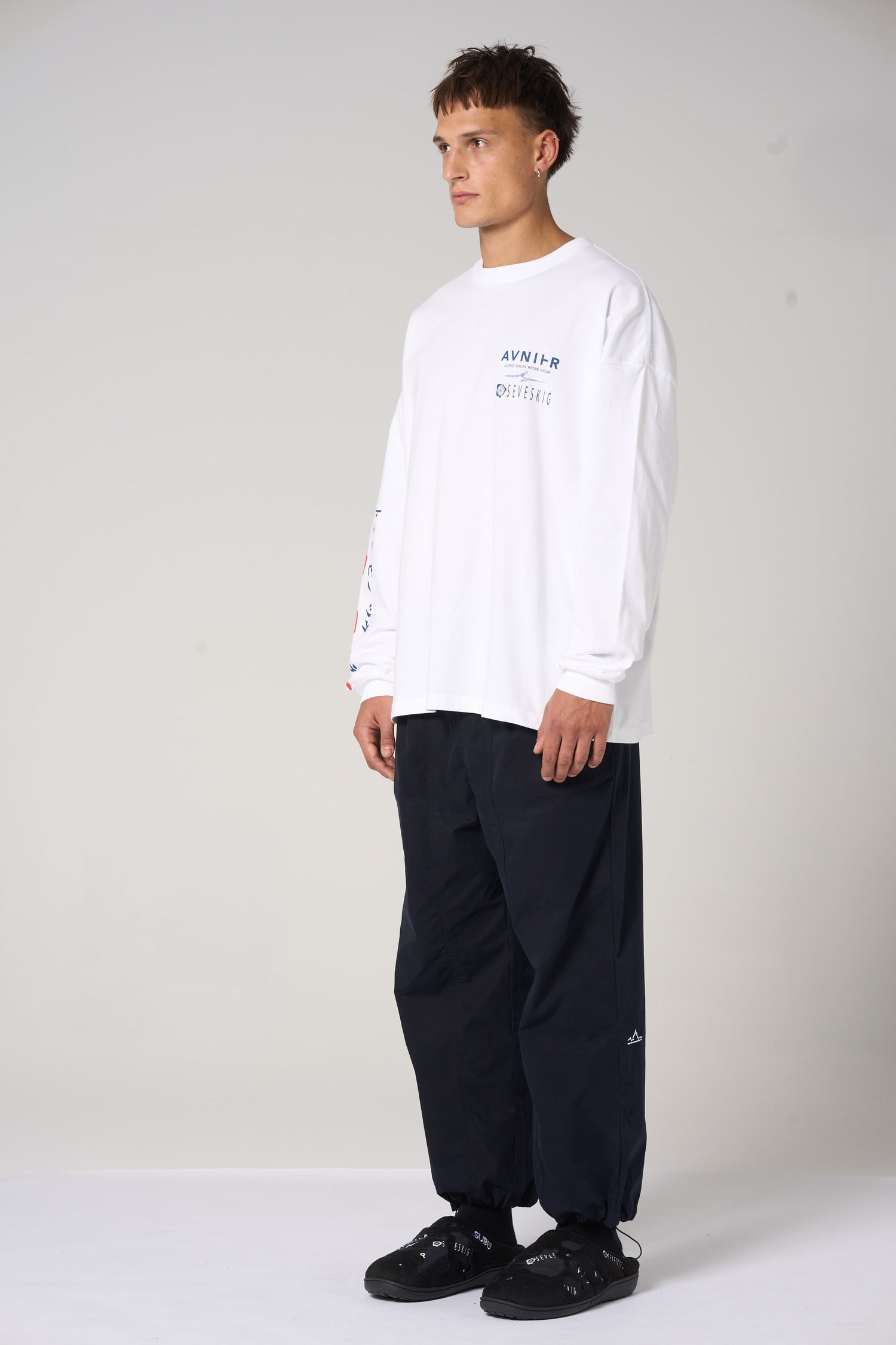 Vue de profil du t-shirt blanc manches longues AVNIER × SEVESKIG, style urbain japonais, coton premium 275g. - blanc