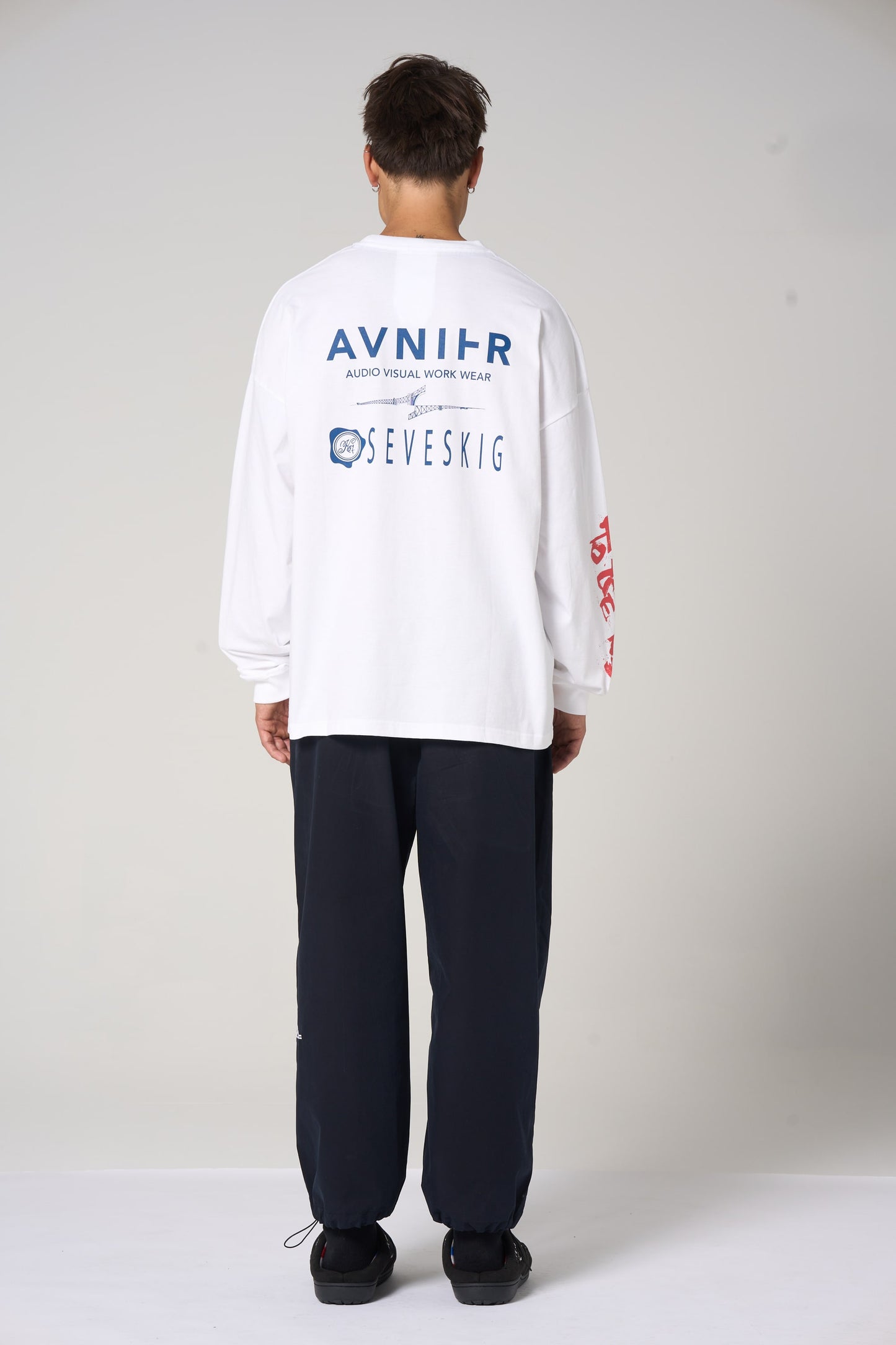 Vue de dos du t-shirt blanc AVNIER × SEVESKIG, design épuré et impression japonaise. - blanc