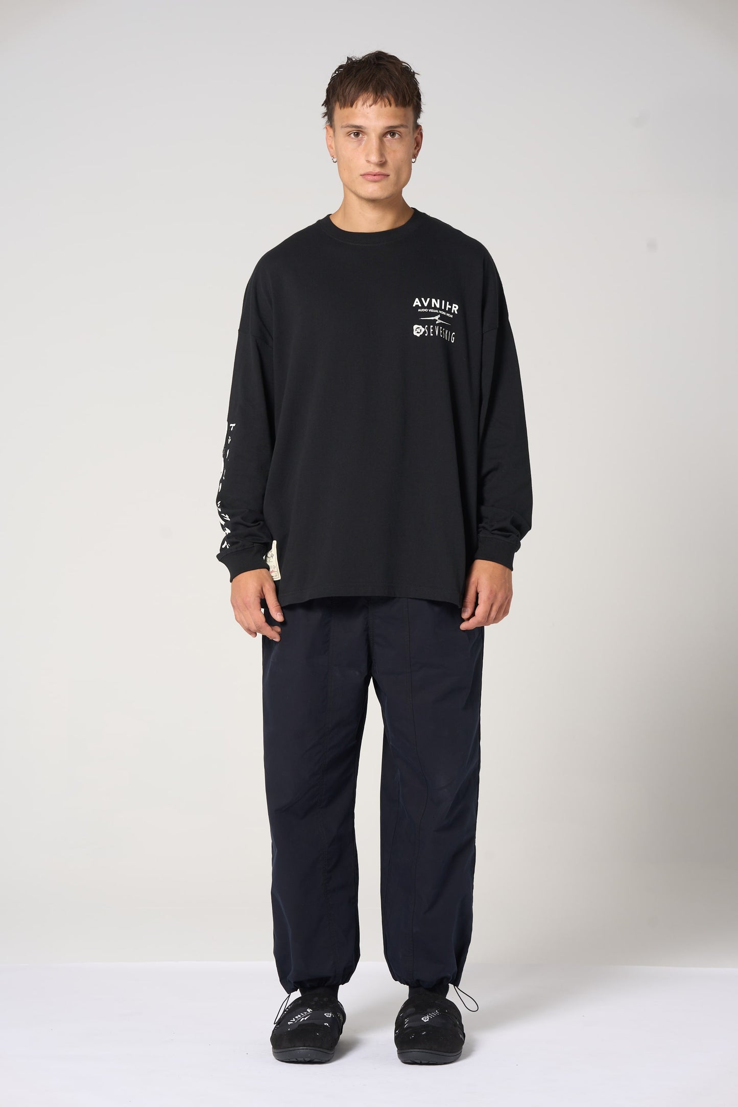 T-shirt noir manches longues AVNIER × SEVESKIG en coton épais, coupe oversize, sérigraphie sur la poitrine, fabriqué au Japon. - noir