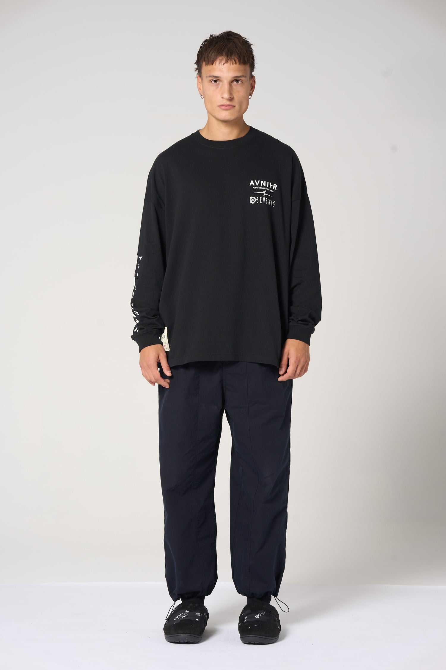 T-shirt noir manches longues AVNIER × SEVESKIG en coton épais, coupe oversize, sérigraphie sur la poitrine, fabriqué au Japon. - noir