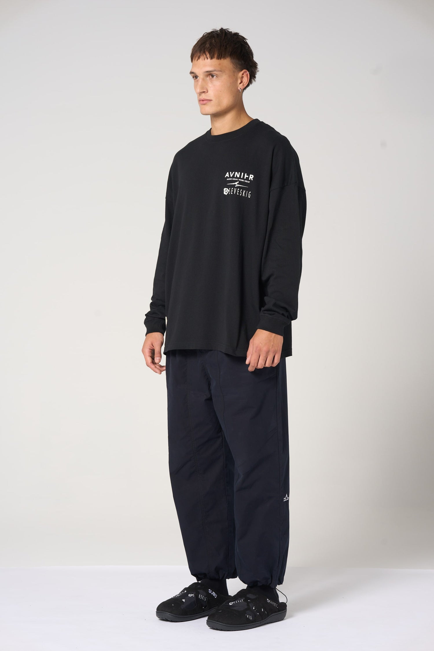 Vue de profil du t-shirt noir AVNIER × SEVESKIG, coupe oversize, manches longues, coton 275g, design japonais. - noir