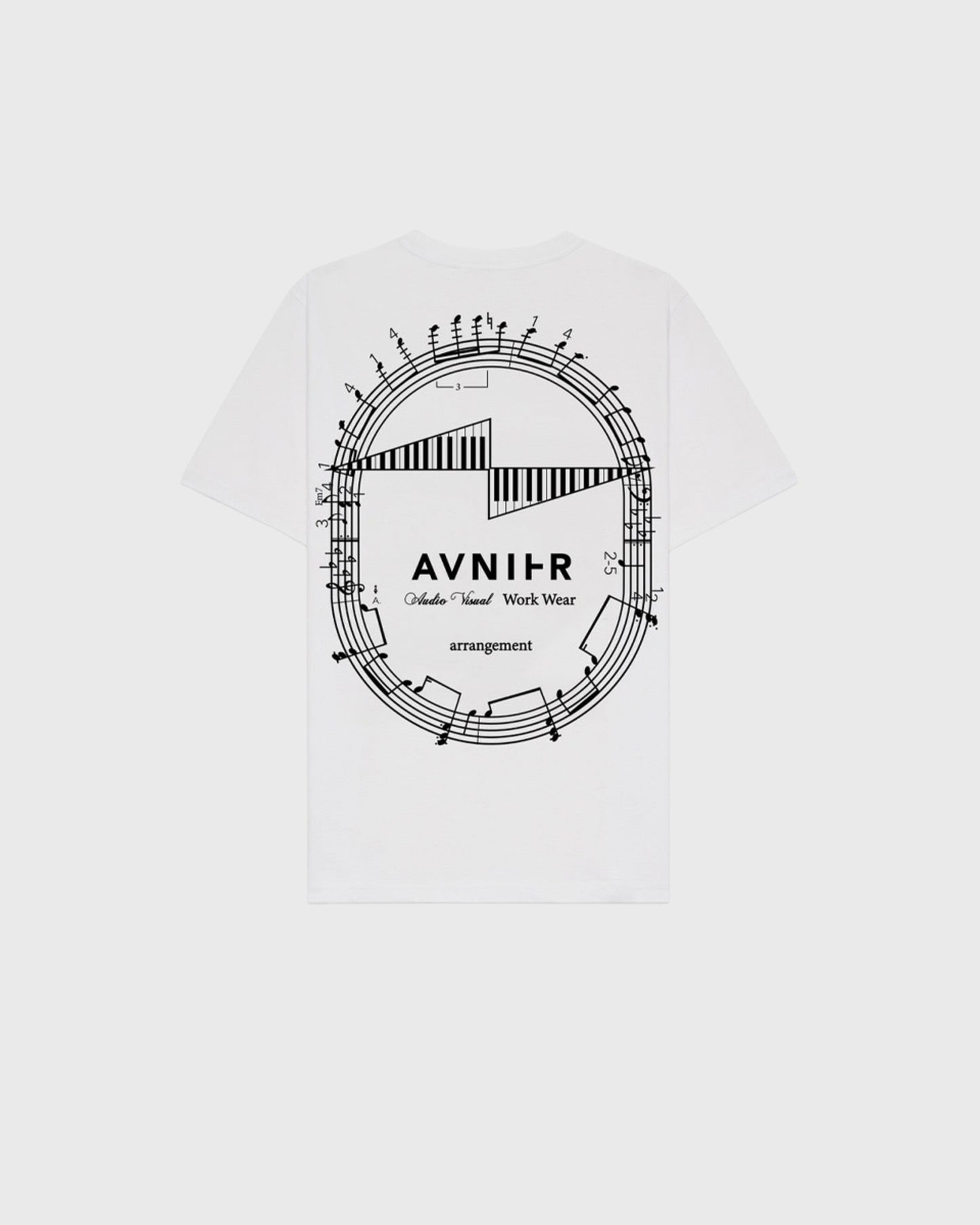 Dos du T-shirt blanc Avnier Arrangement, grand imprimé graphique inspiré d’une partition musicale — design audiovisuel workwear.