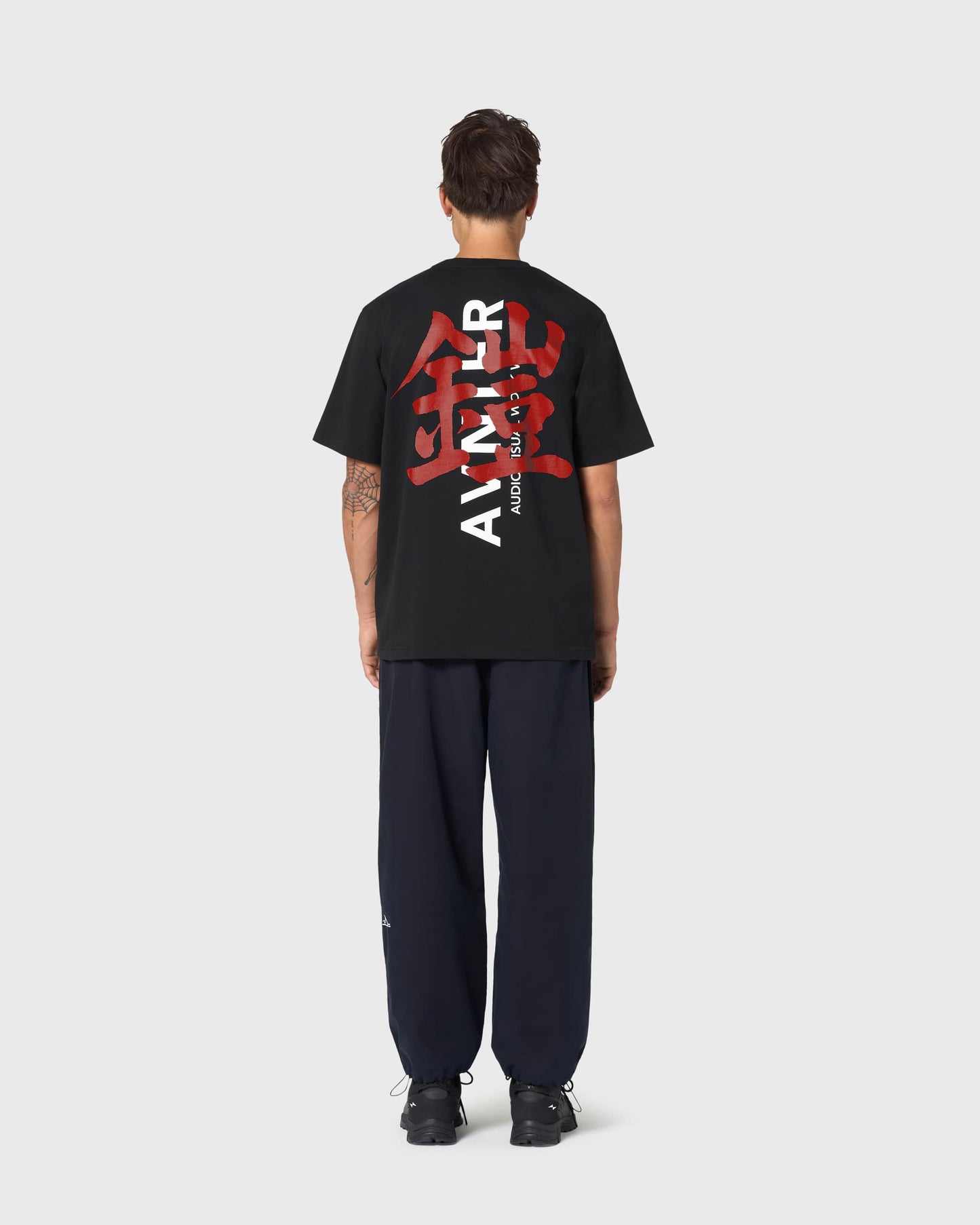 Vue arrière du T-shirt AVNIER Yoroï noir, grand imprimé rouge façon affiche de film japonais, style streetwear artistique.