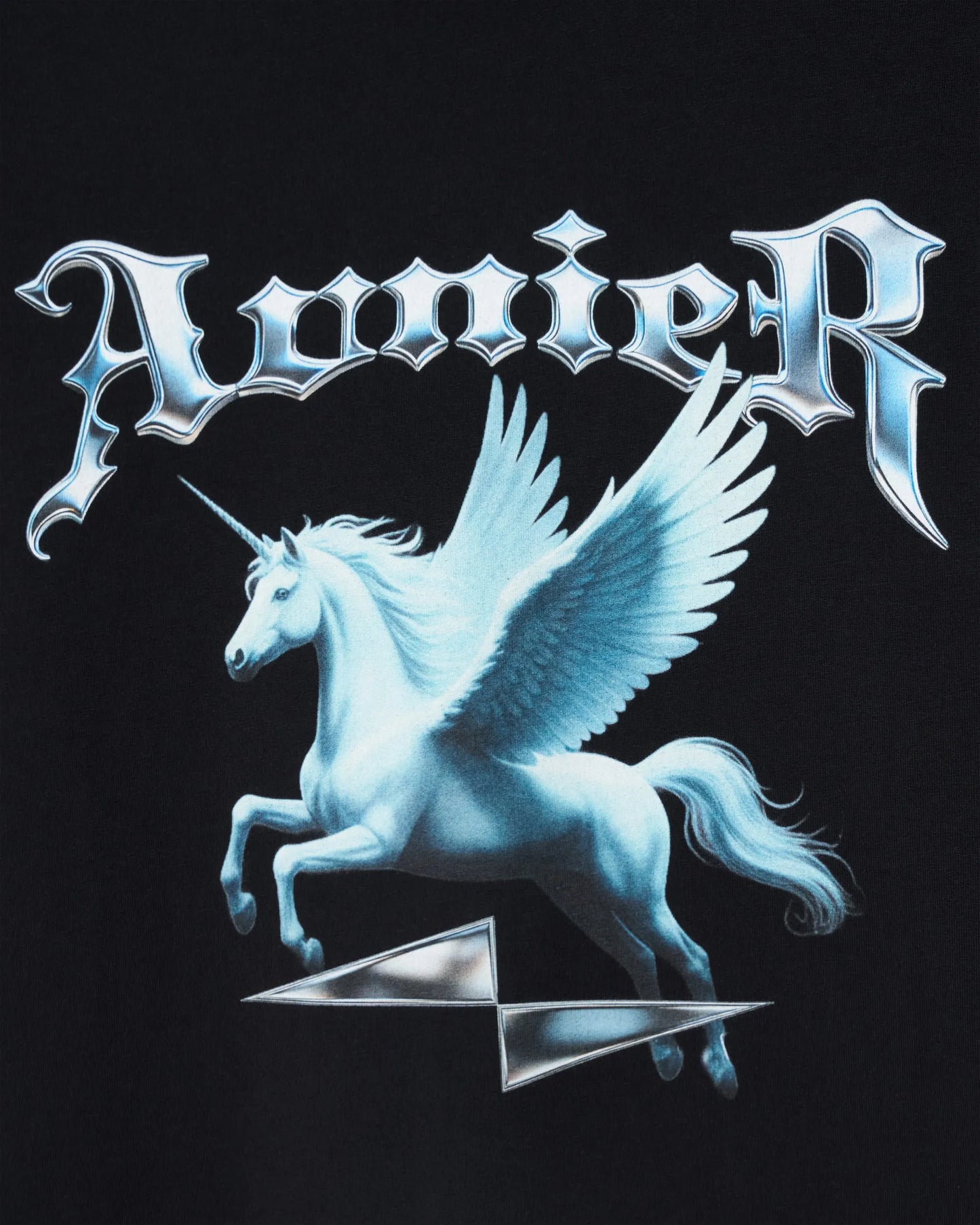 Zoom sur l’illustration pégase bleu et le lettrage AVNIER du t-shirt Pégas noir.