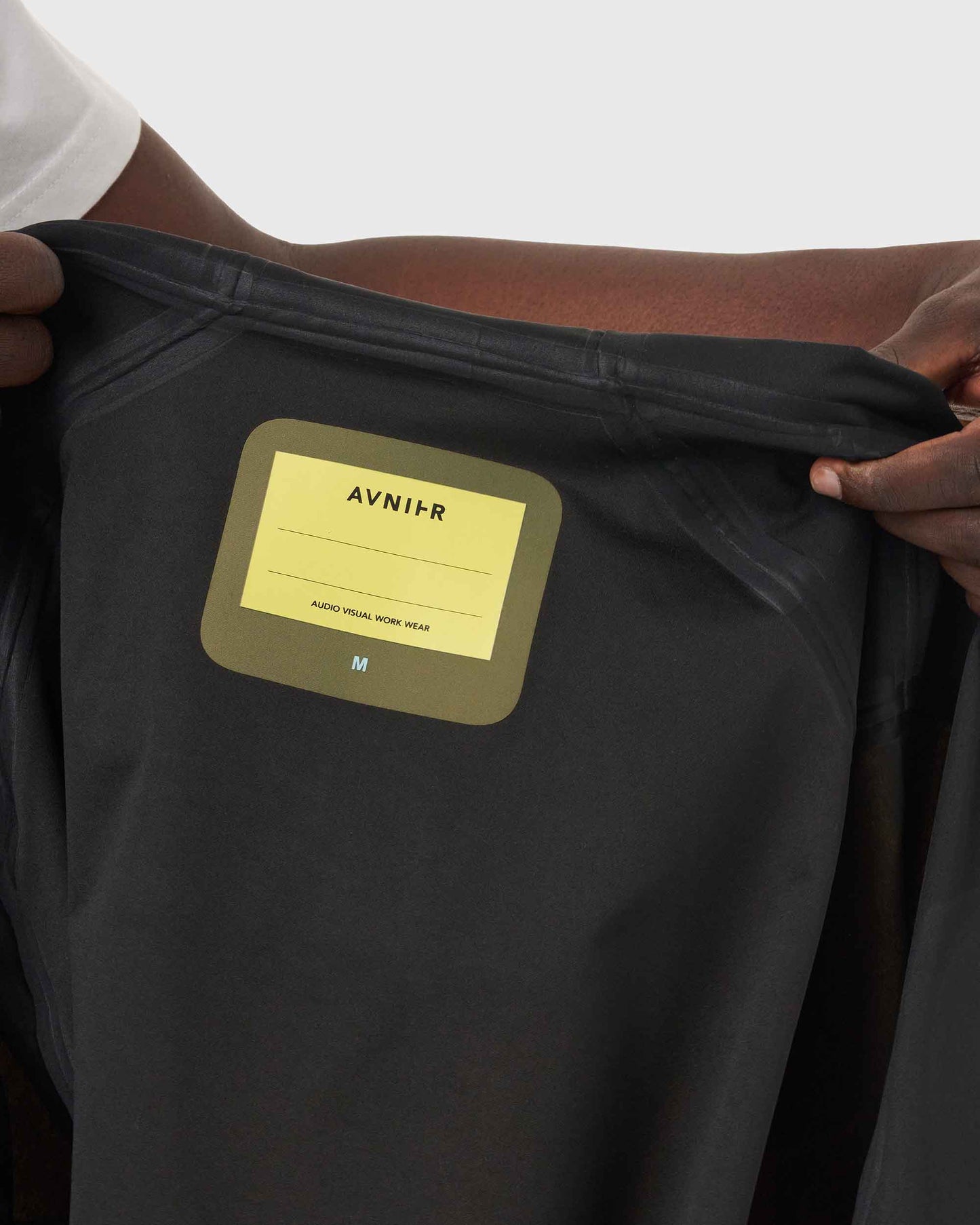 Détail de l’étiquette intérieure de la veste Avnier Interlude kaki, confection premium et finitions soignées. - kaki