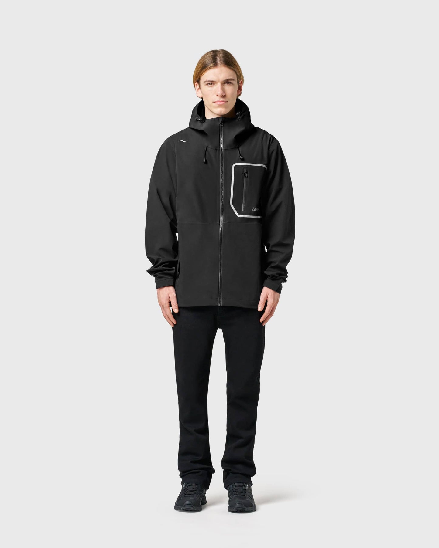 Veste Avnier Interlude noire portée par un homme, tenue complète de travail audiovisuel et outdoor. - noir