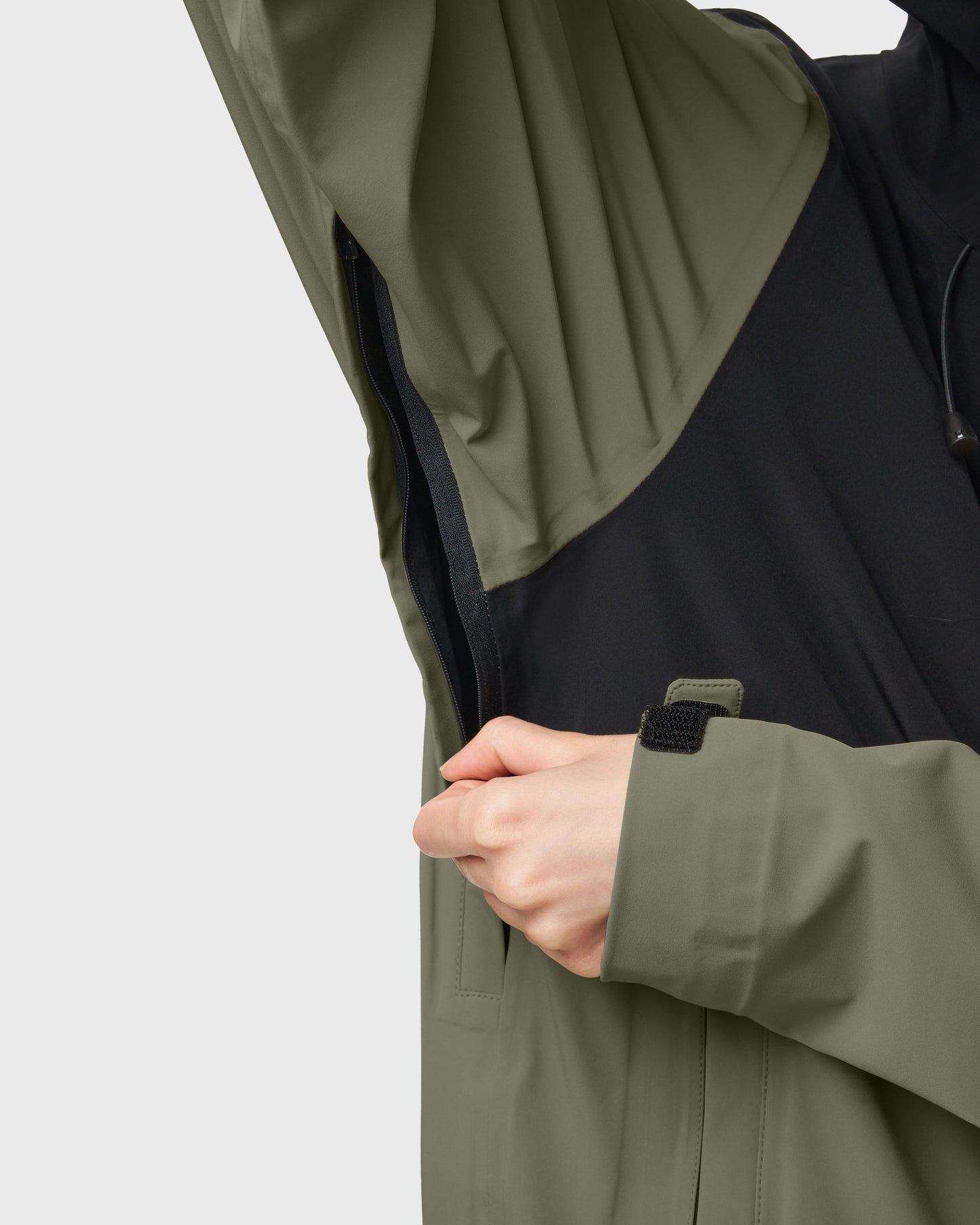 Zoom sur l’aération zippée sous l’aisselle de la veste Interlude AVNIER kaki et noire. - kaki