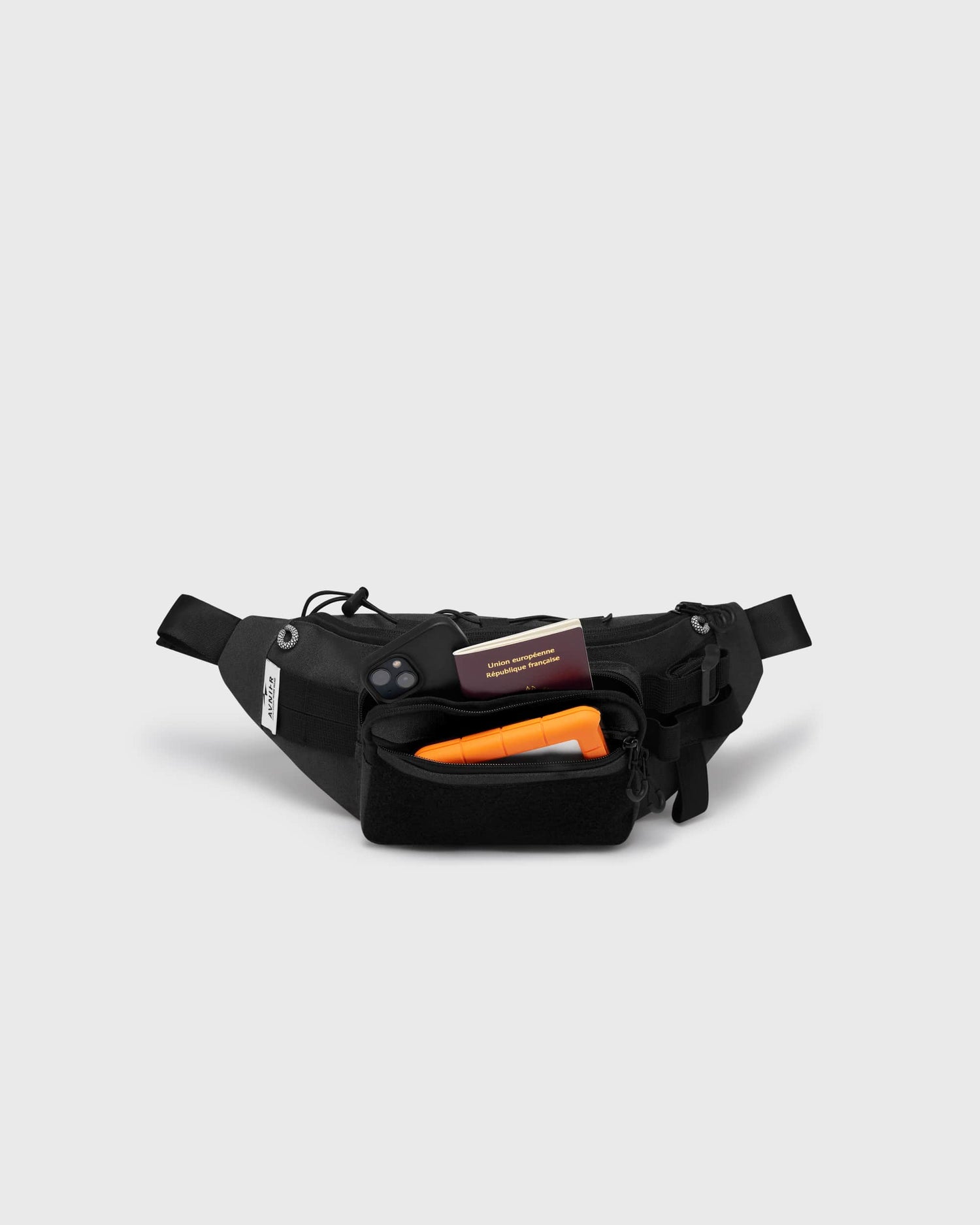 Banane noire Avnier ouverte, compartiment principal avec accessoires rangés.