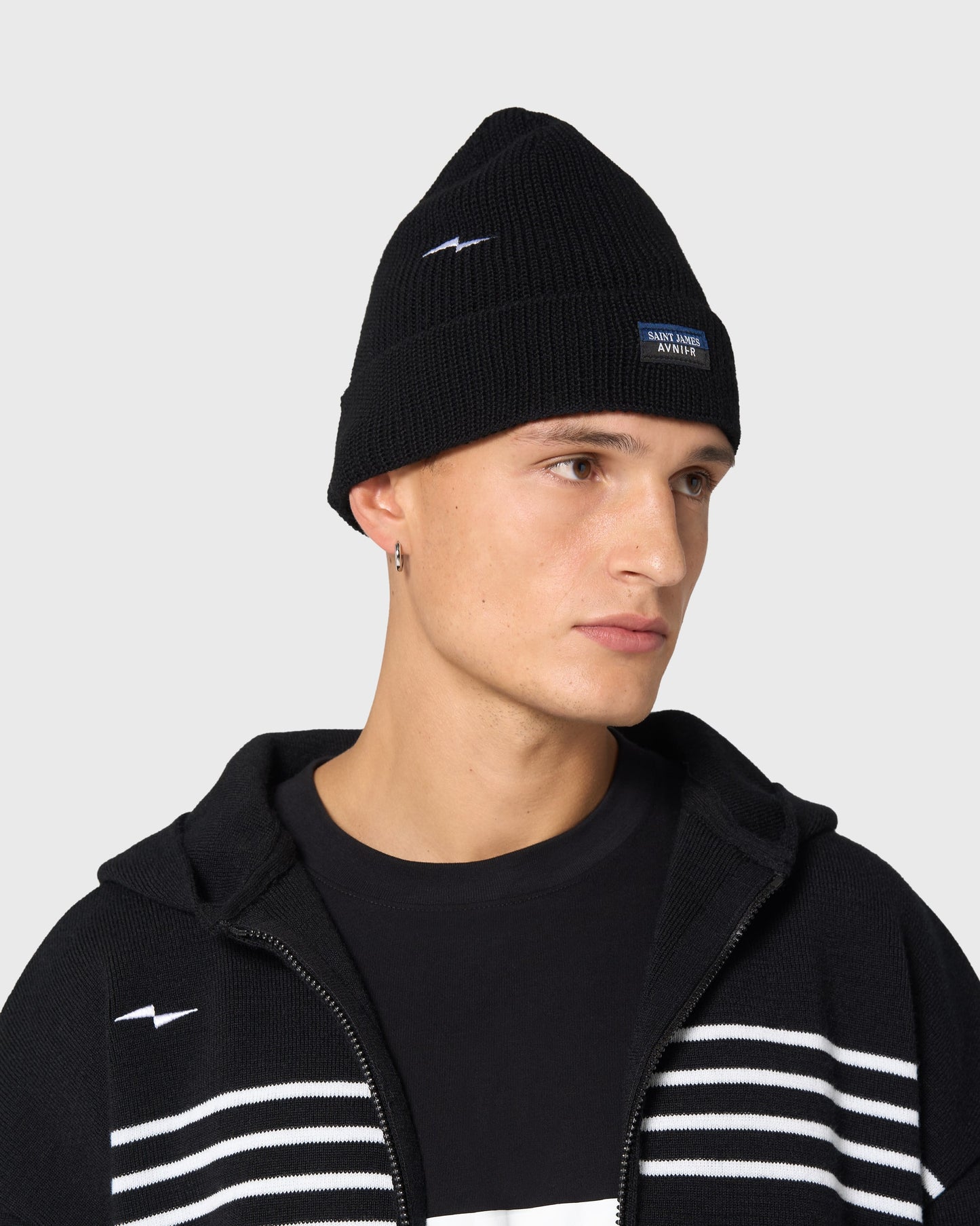 Bonnet noir AVNIER × Saint James porté, coupe ajustée, co-logo brodé et texture chaude en laine mérinos.