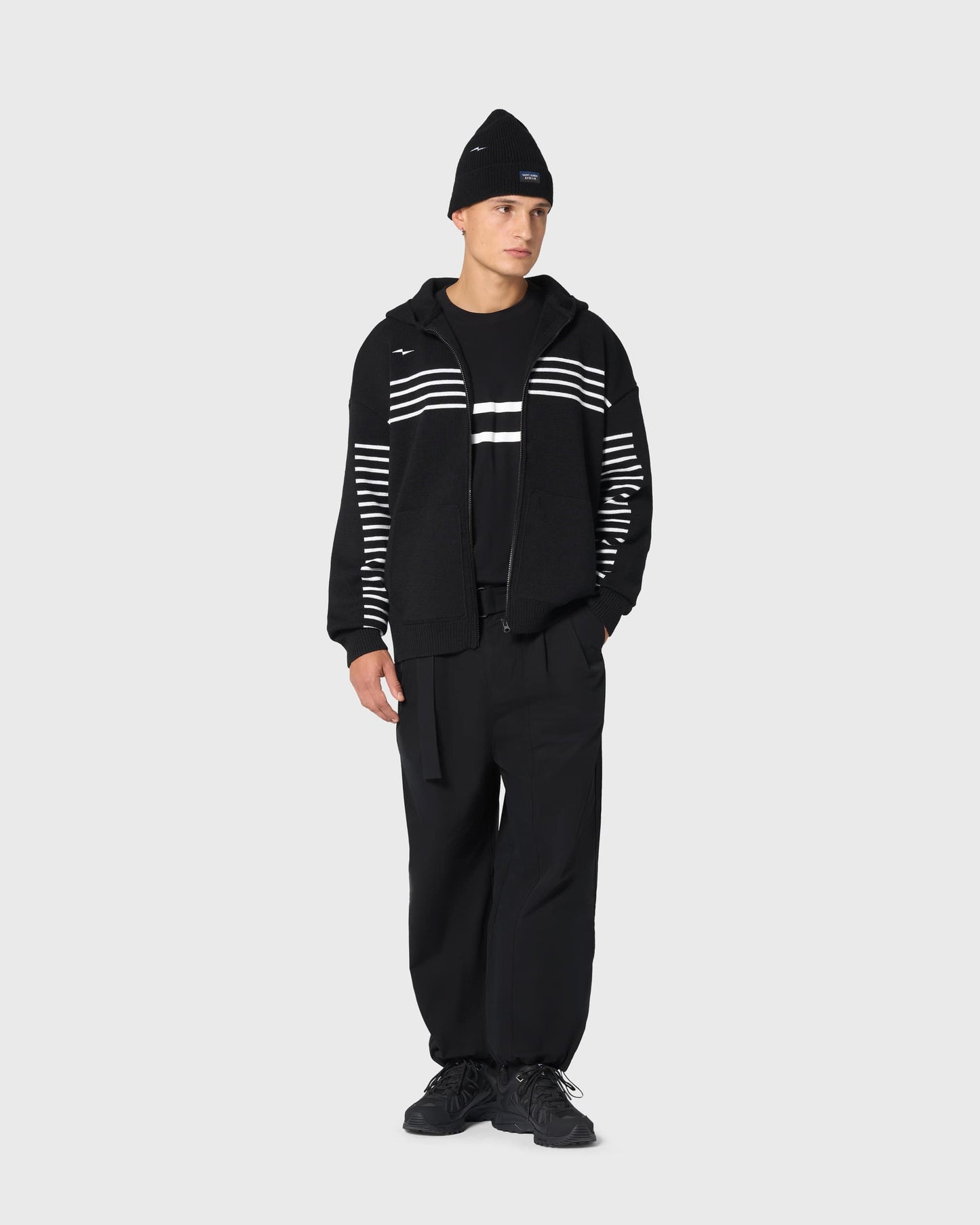 Tenue complète avec bonnet Fujames AVNIER × Saint James, silhouette contemporaine mêlant tradition maritime et design urbain.