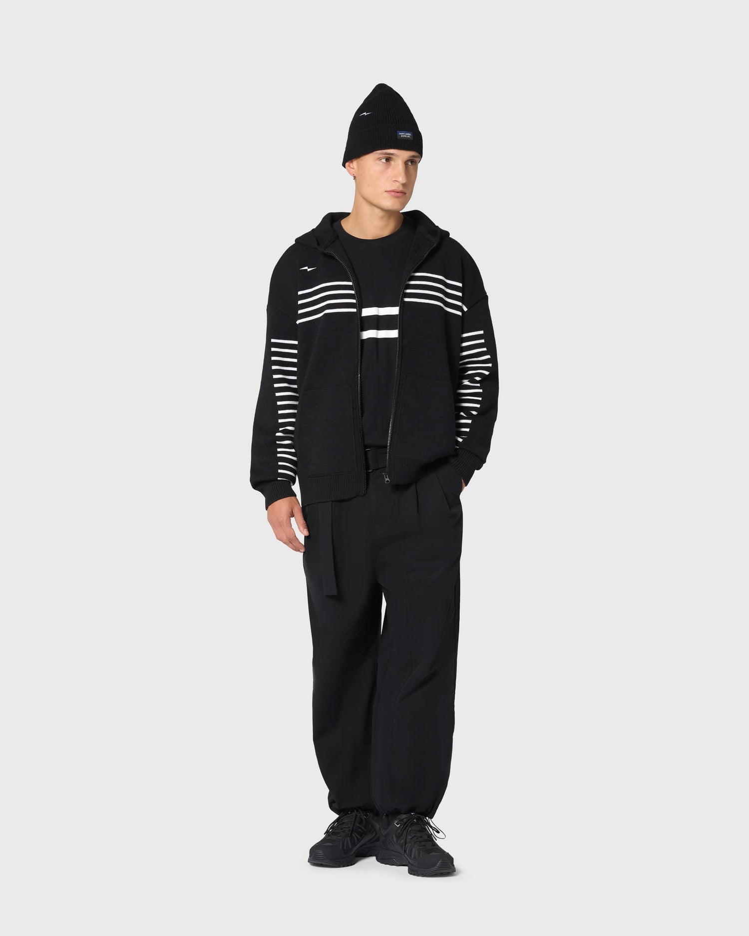 Tenue complète avec bonnet Fujames AVNIER × Saint James, silhouette contemporaine mêlant tradition maritime et design urbain.