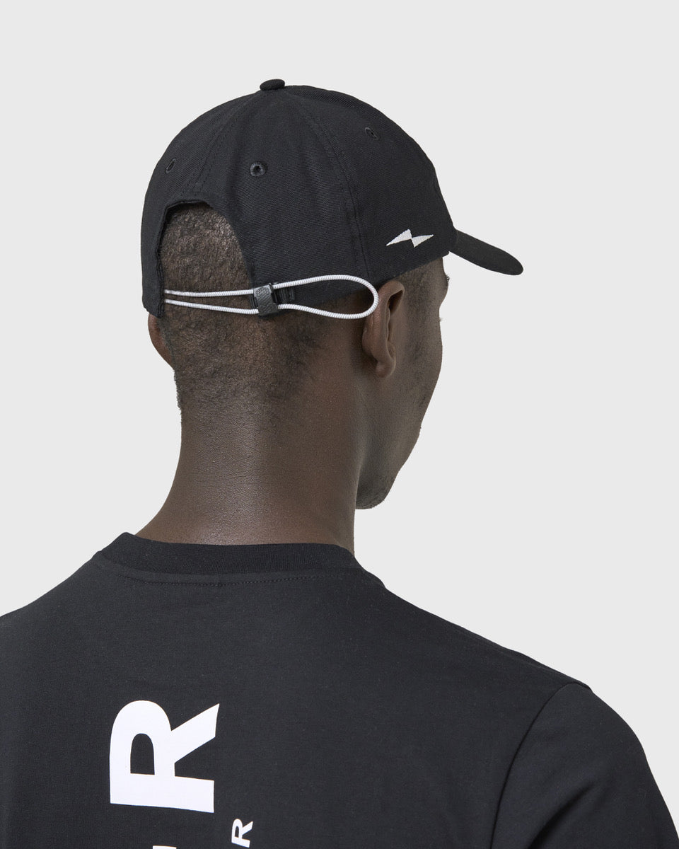 Casquette noire Avnier Focus V2 portée, vue arrière — sangle ajustable et logo brodé sur le côté.