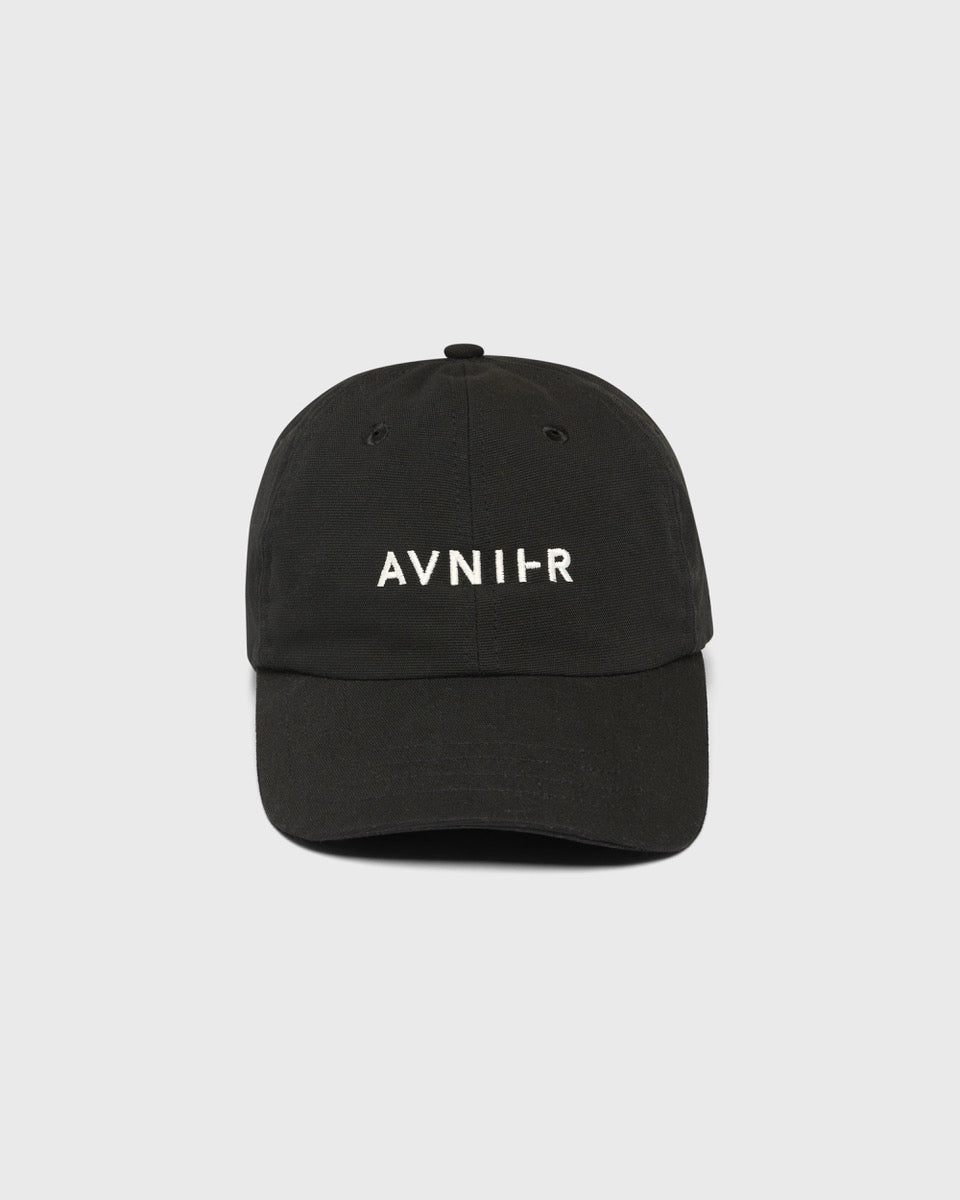 Casquette noire Avnier Focus V2, logo brodé blanc et coupe unisexe.