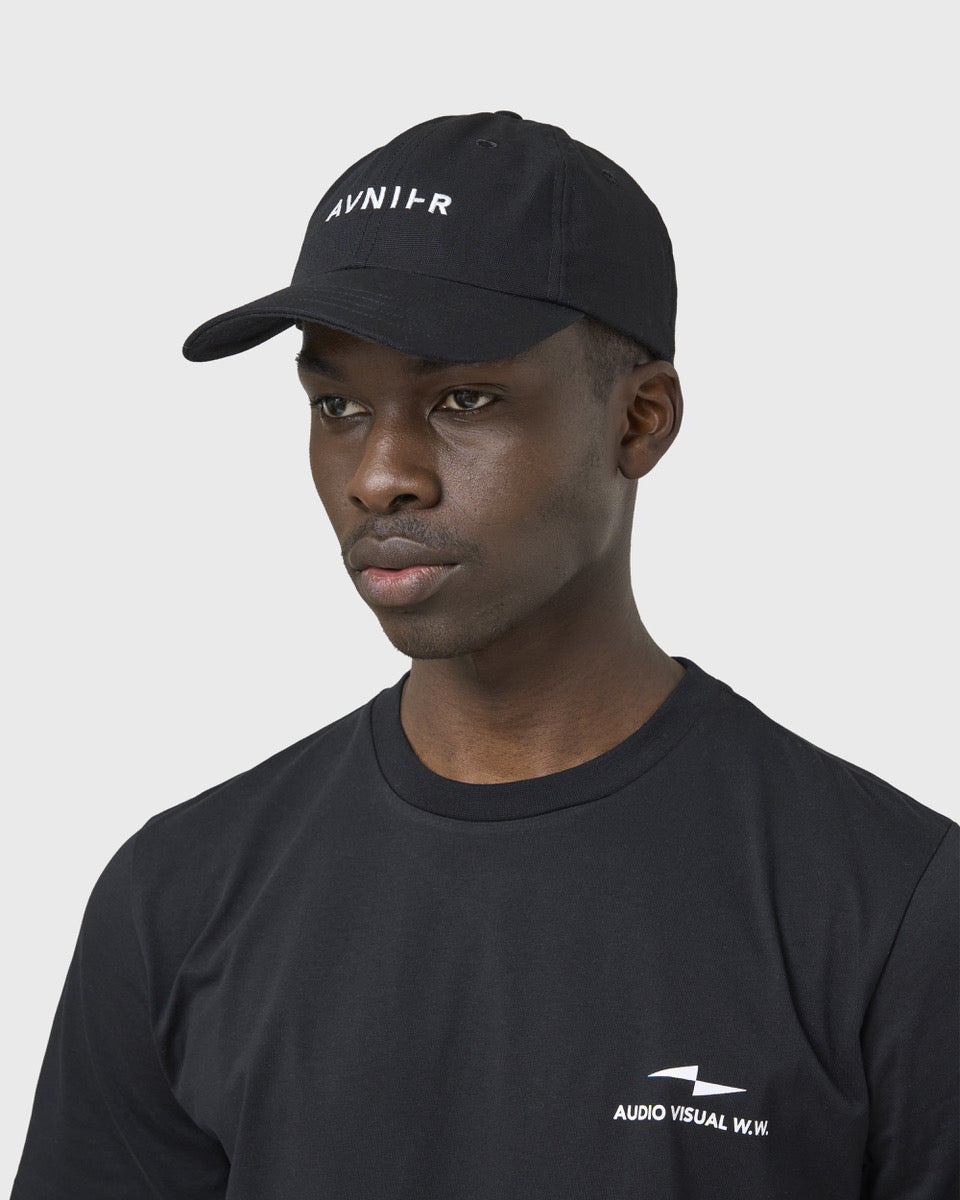 Casquette noire Avnier Focus V2 portée, style créatif et intemporel.