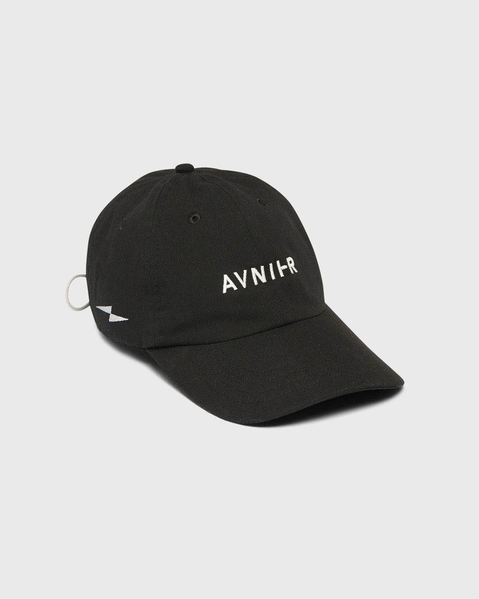 Casquette noire Avnier Focus V2, vue de trois quarts — logo brodé blanc et design minimaliste unisexe.