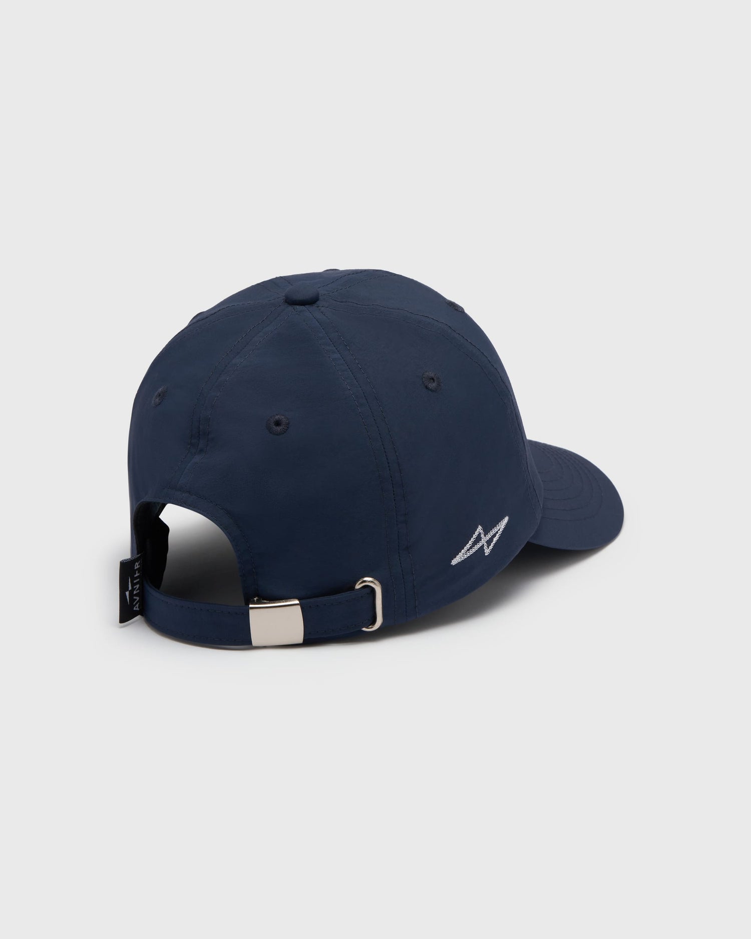Casquette AVNIER LIGHT V1.0 bleue, vue de dos, attache métallique ajustable et détail d’étiquette tissée AVNIER. - bleu