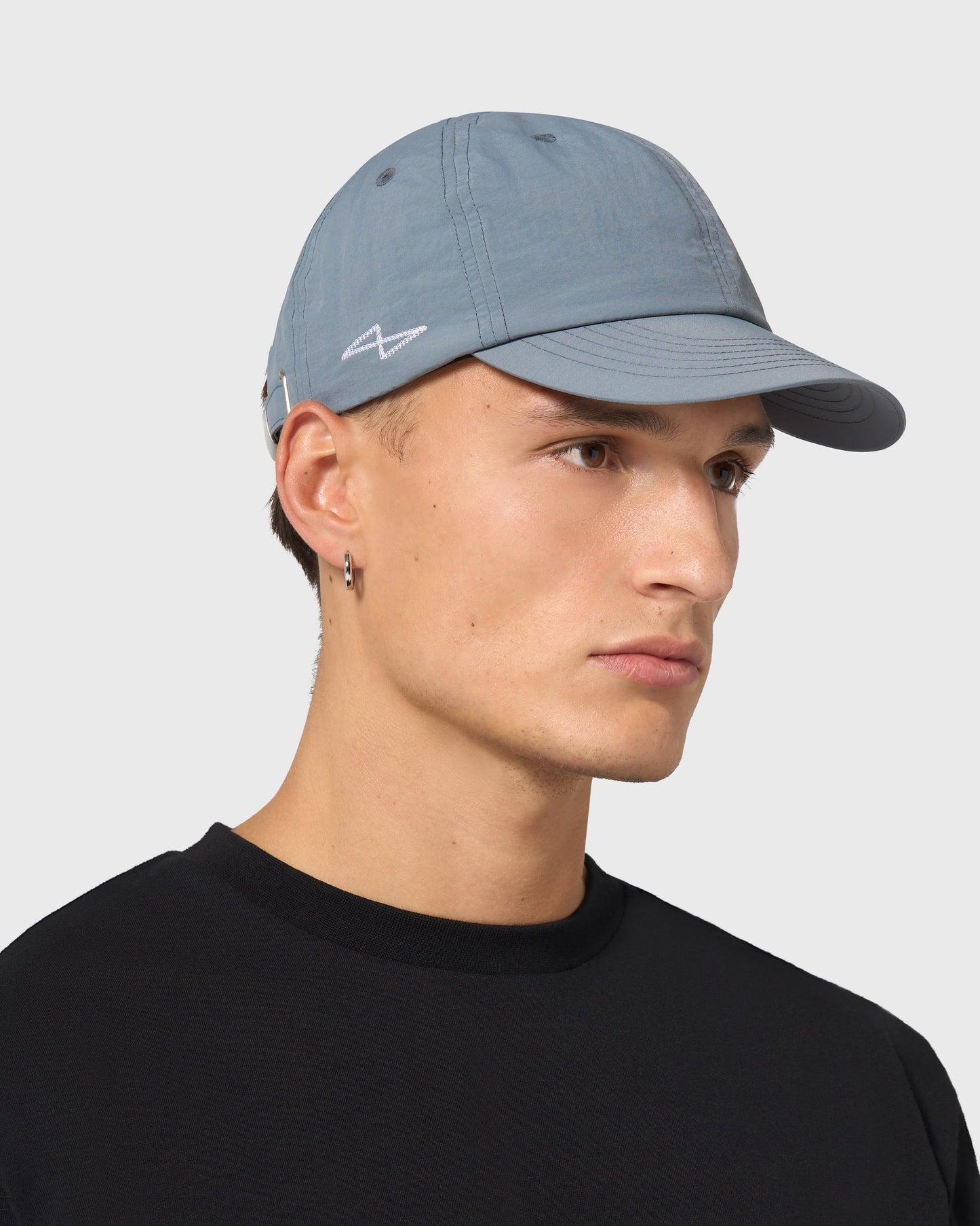 Casquette AVNIER LIGHT V1.0 grise portée, vue de profil, logo « Spike » sur le côté, coupe légère et technique en nylon hydrofuge. - gris