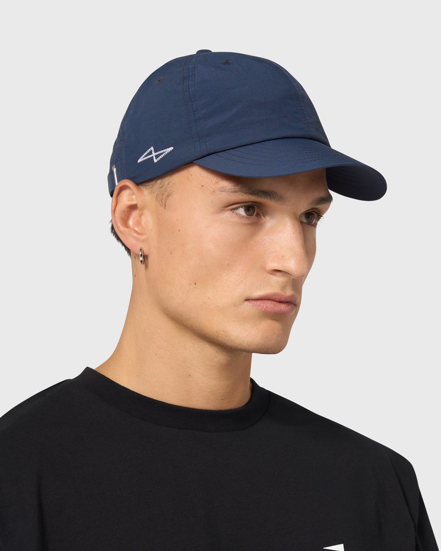 Casquette AVNIER LIGHT V1.0 bleue portée, vue de profil, logo « Spike » visible sur le côté, design sobre et léger en nylon technique. - bleu