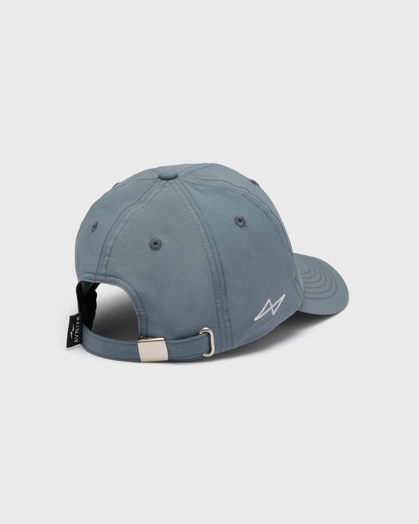 Casquette AVNIER LIGHT V1.0 grise, vue de dos, boucle métallique ajustable et étiquette tissée AVNIER visible. - gris