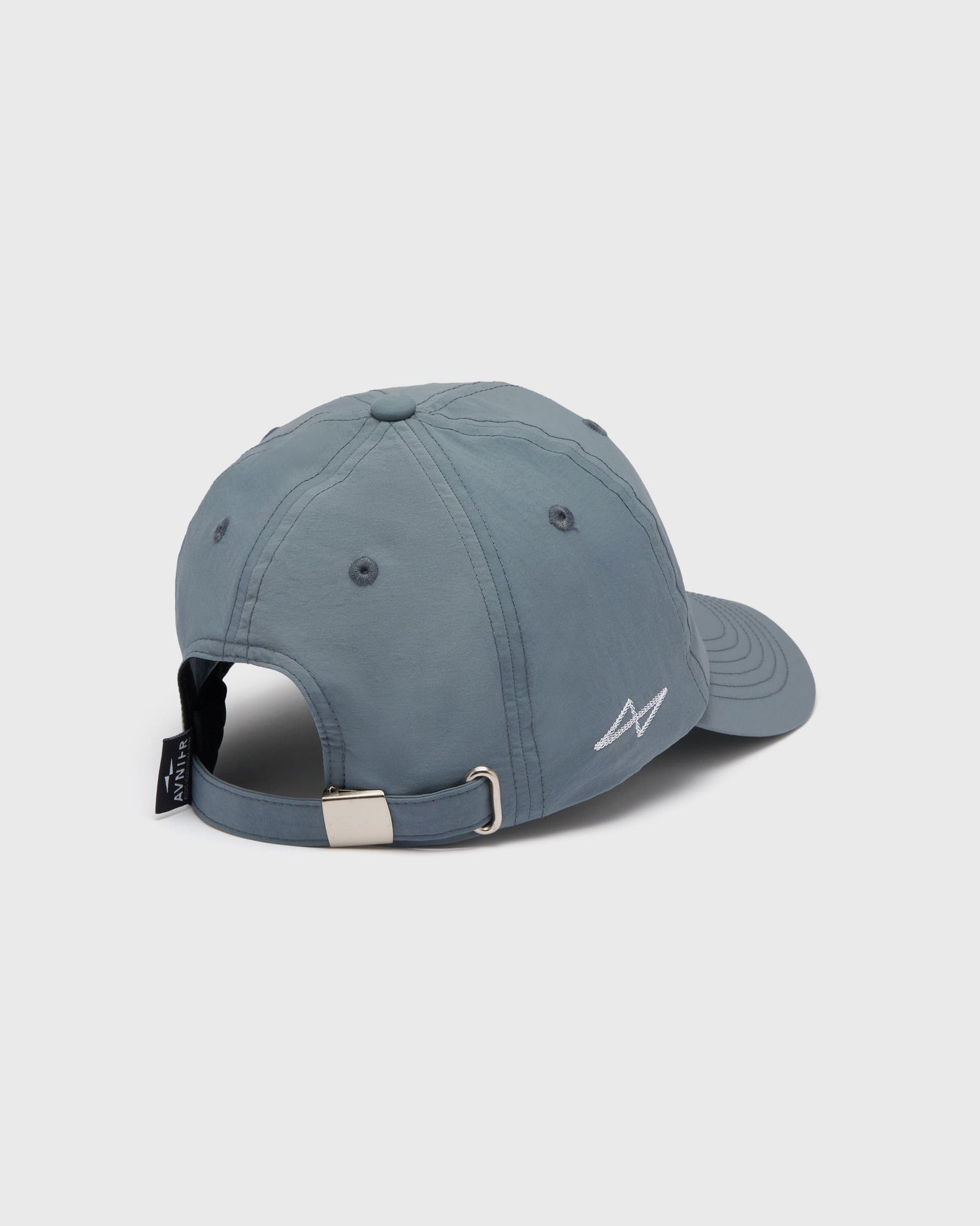 Casquette AVNIER LIGHT V1.0 grise, vue de dos, boucle métallique ajustable et étiquette tissée AVNIER visible. - gris
