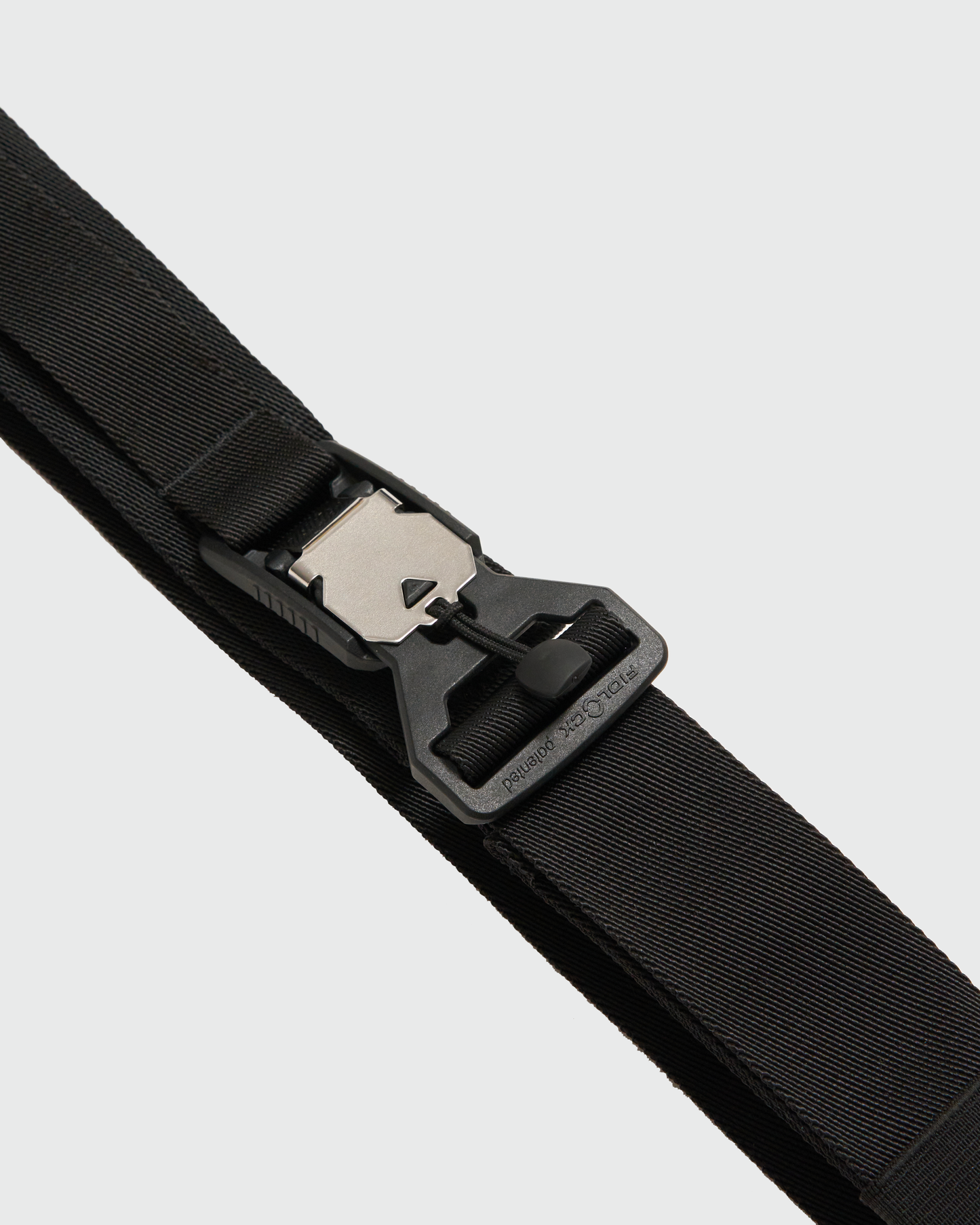 ceinture-reverb-gris-sideral-avnier-fidlock-boucle-magnetique-detail-coton-technique