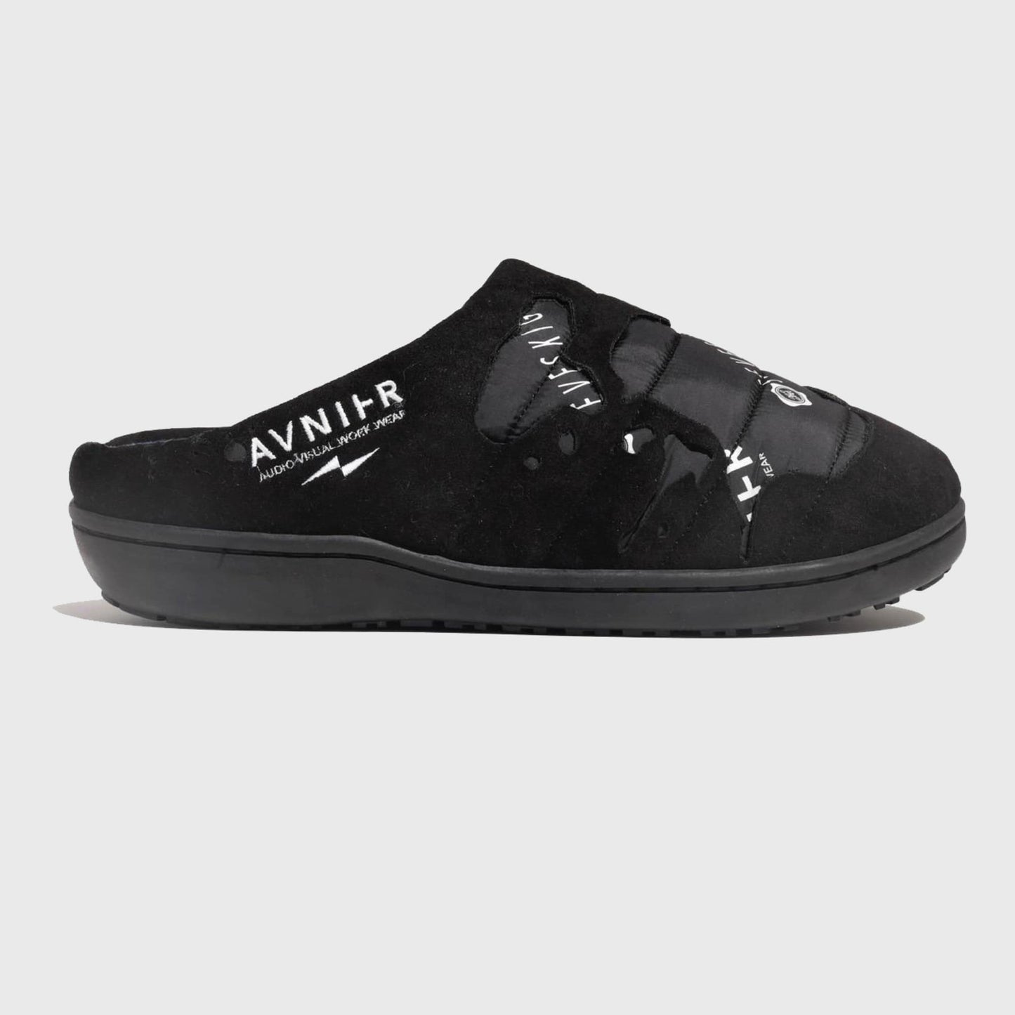 Chausson droit AVNIER × SEVESKIG × SUBU, logo AVNIER visible sur le côté, design noir matelassé en coton avec semelle en caoutchouc synthétique.