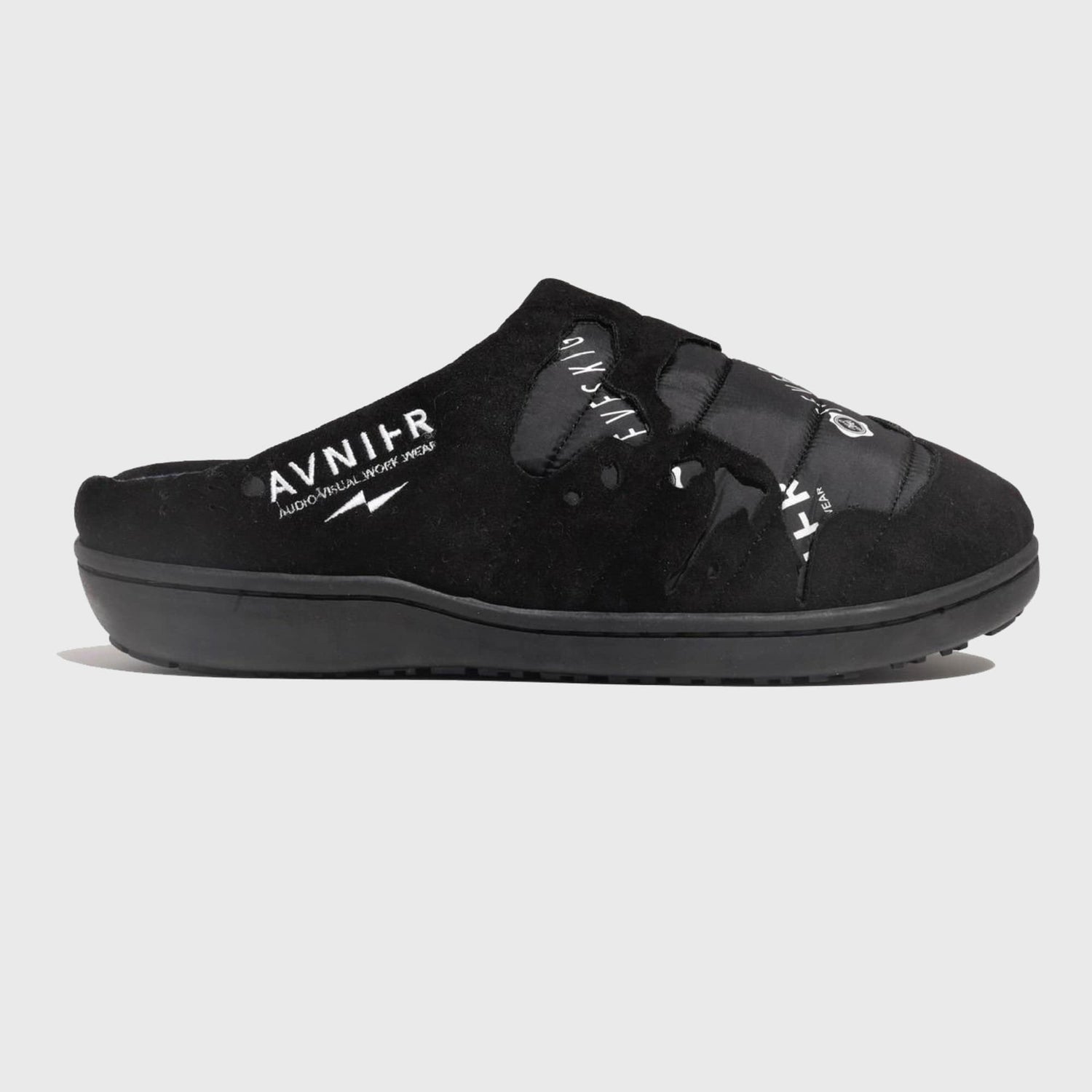 Chausson droit AVNIER × SEVESKIG × SUBU, logo AVNIER visible sur le côté, design noir matelassé en coton avec semelle en caoutchouc synthétique.