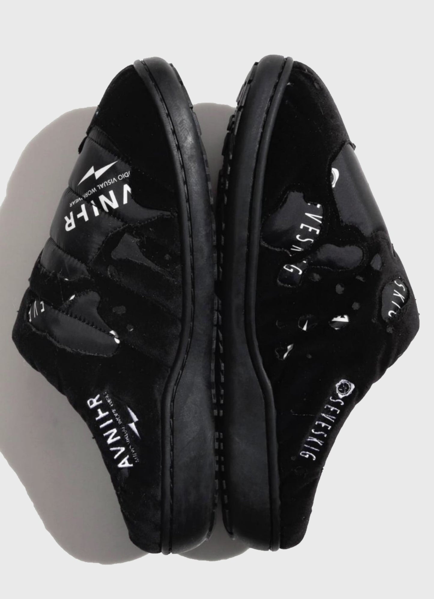 Chausson AVNIER × SEVESKIG × SUBU, profil intérieur avec logo AVNIER brodé, semelle confortable en caoutchouc synthétique.