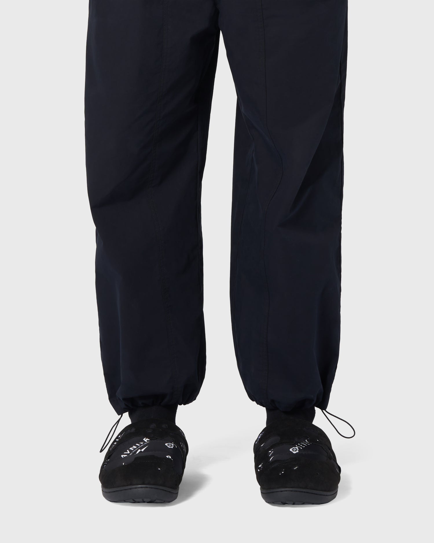 Chaussons AVNIER × SEVESKIG × SUBU portés, style urbain confortable, modèle noir inspiré des plateaux de tournage japonais.