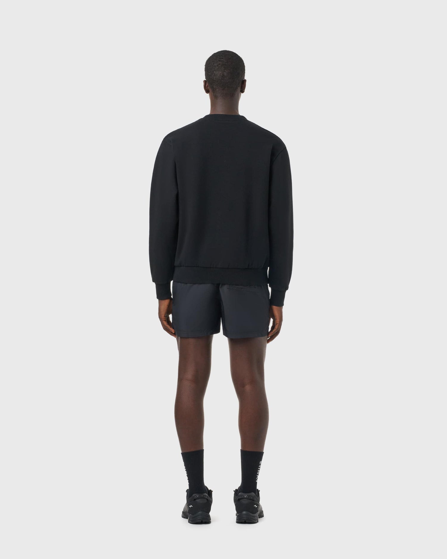 Sweat noir Avnier Encore V4 vu de dos, design épuré et intemporel.