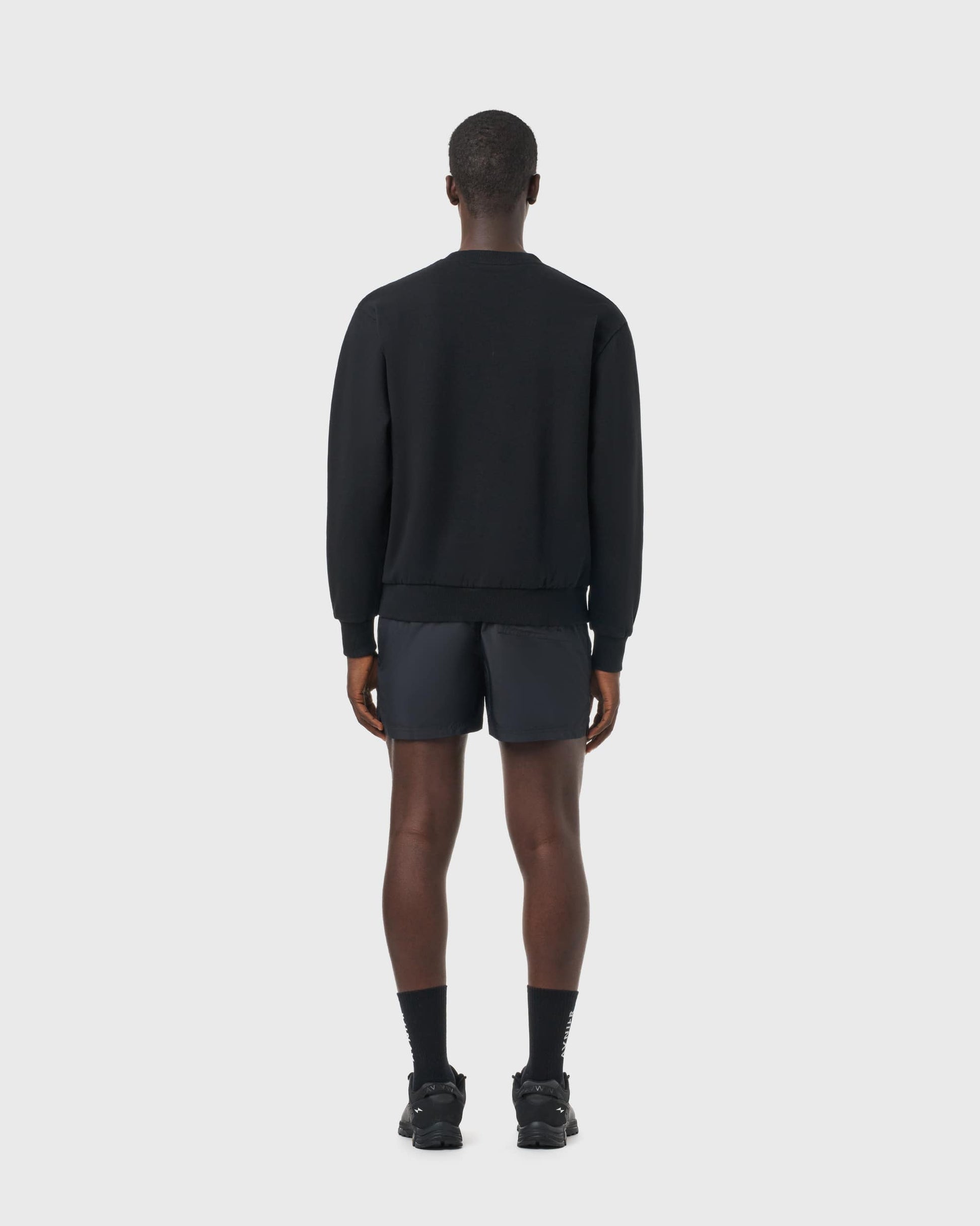 Sweat noir Avnier Encore V4 vu de dos, design épuré et intemporel.