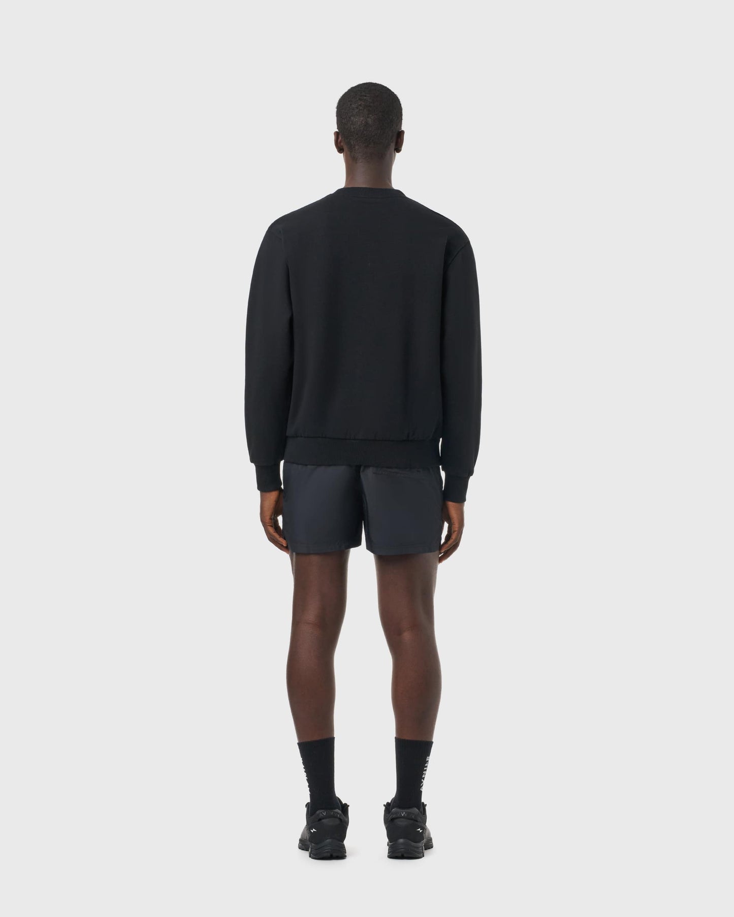 Sweat noir Avnier Encore V4 vu de dos, design épuré et intemporel.