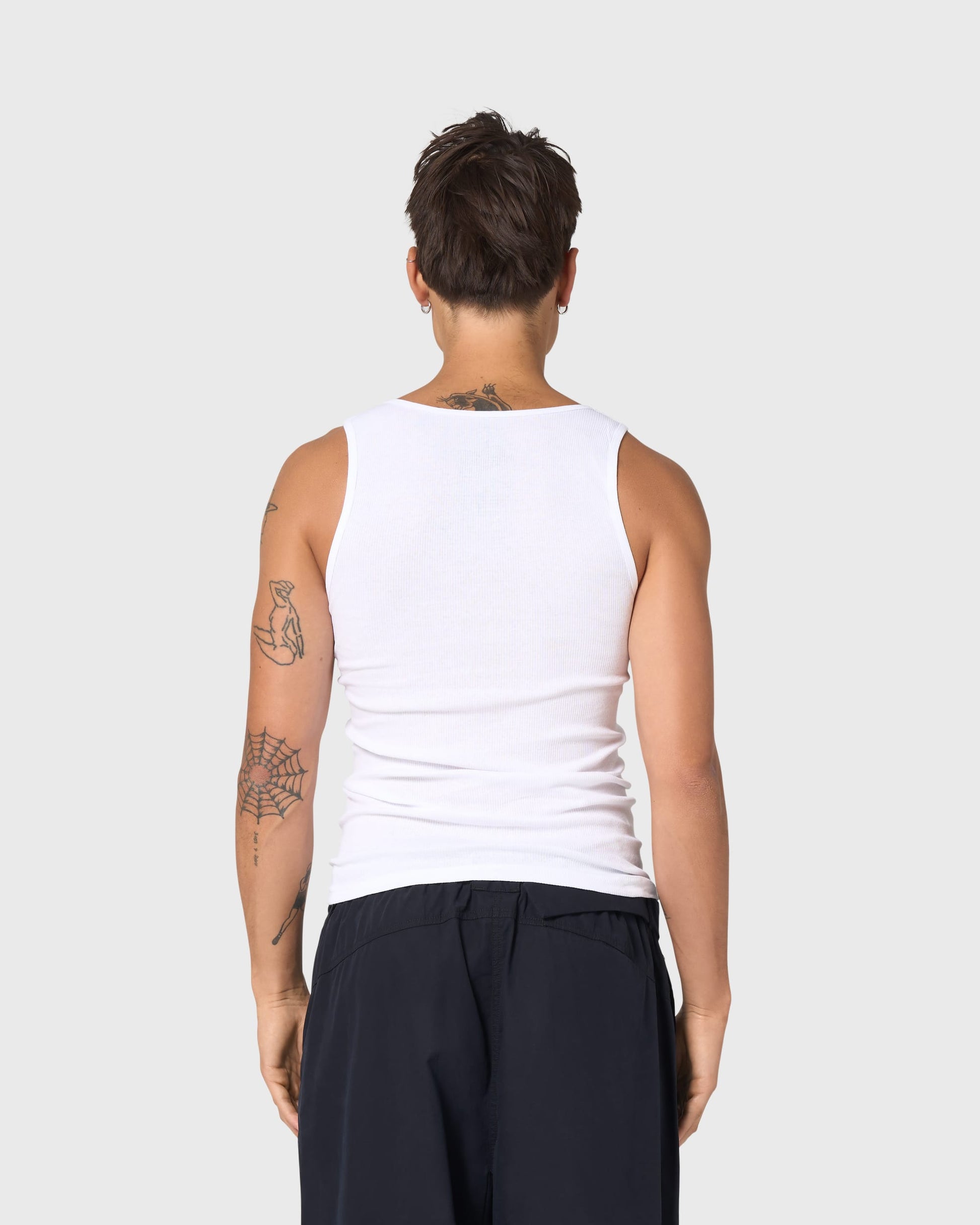 Vue de dos du débardeur blanc AVNIER × TUCO, design minimaliste et texture côtelée, fabrication de qualité.