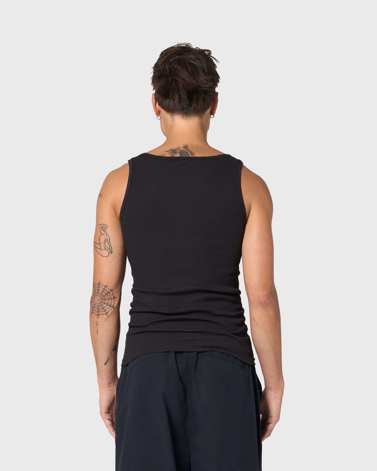 Vue de dos du débardeur noir AVNIER × TUCO, design sobre et épuré, tissu côtelé confortable.