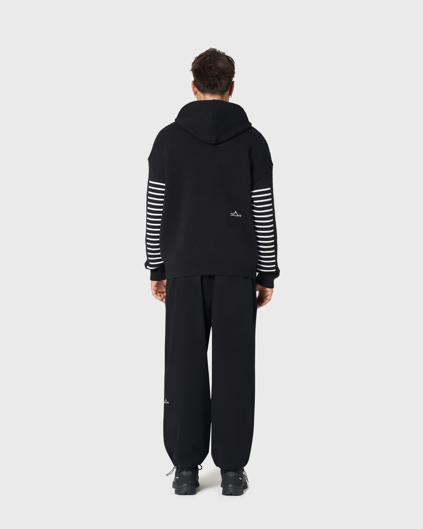 Vue arrière du hoodie AVNIER × Saint James, fabrication française, détails brodés et silhouette contemporaine.