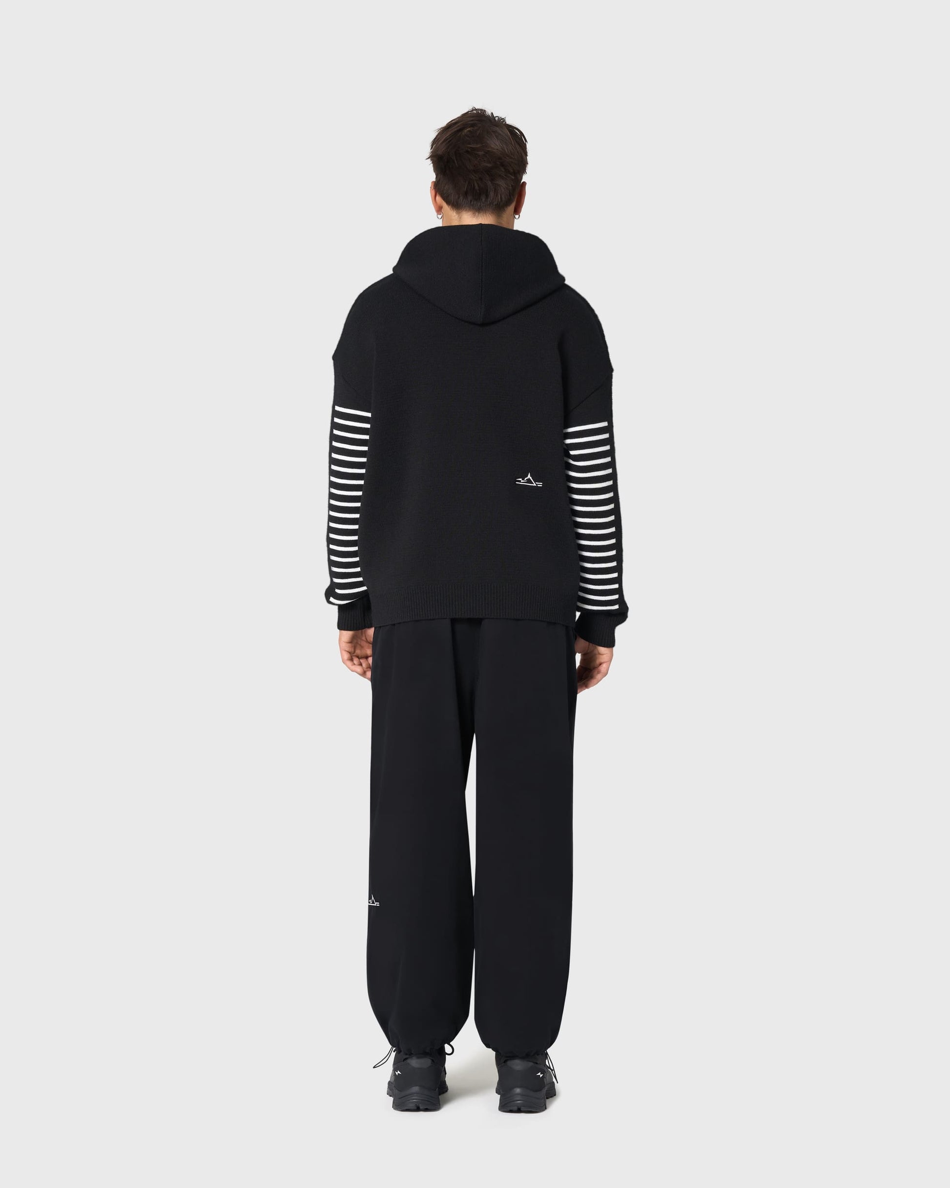 Vue arrière du hoodie AVNIER × Saint James, fabrication française, détails brodés et silhouette contemporaine.