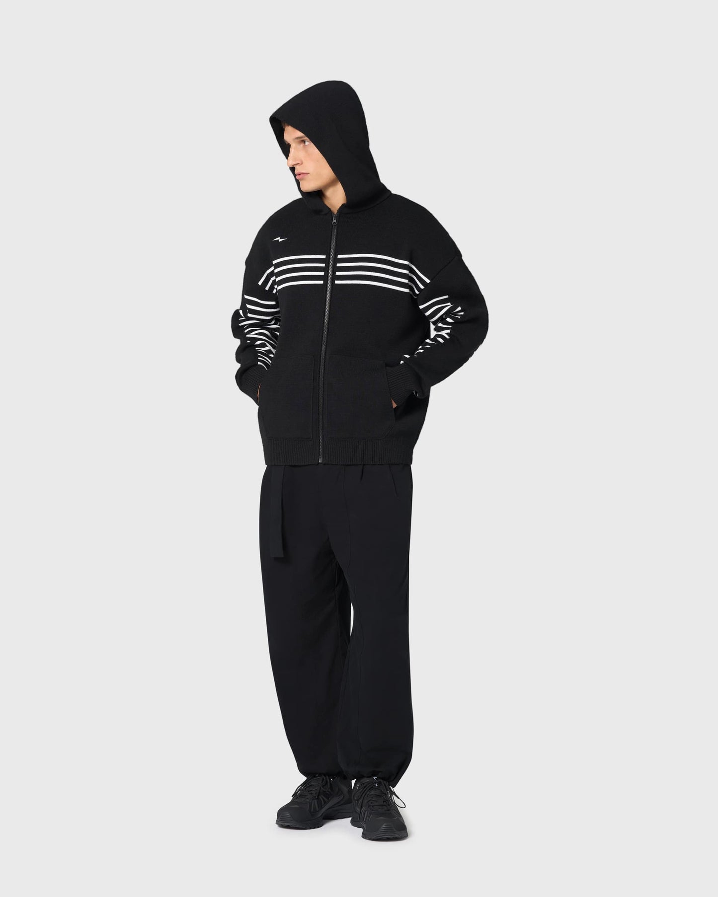 Hoodie Kobourg AVNIER × Saint James avec capuche, rayures phosphorescentes et allure décontractée, fabriqué en France.