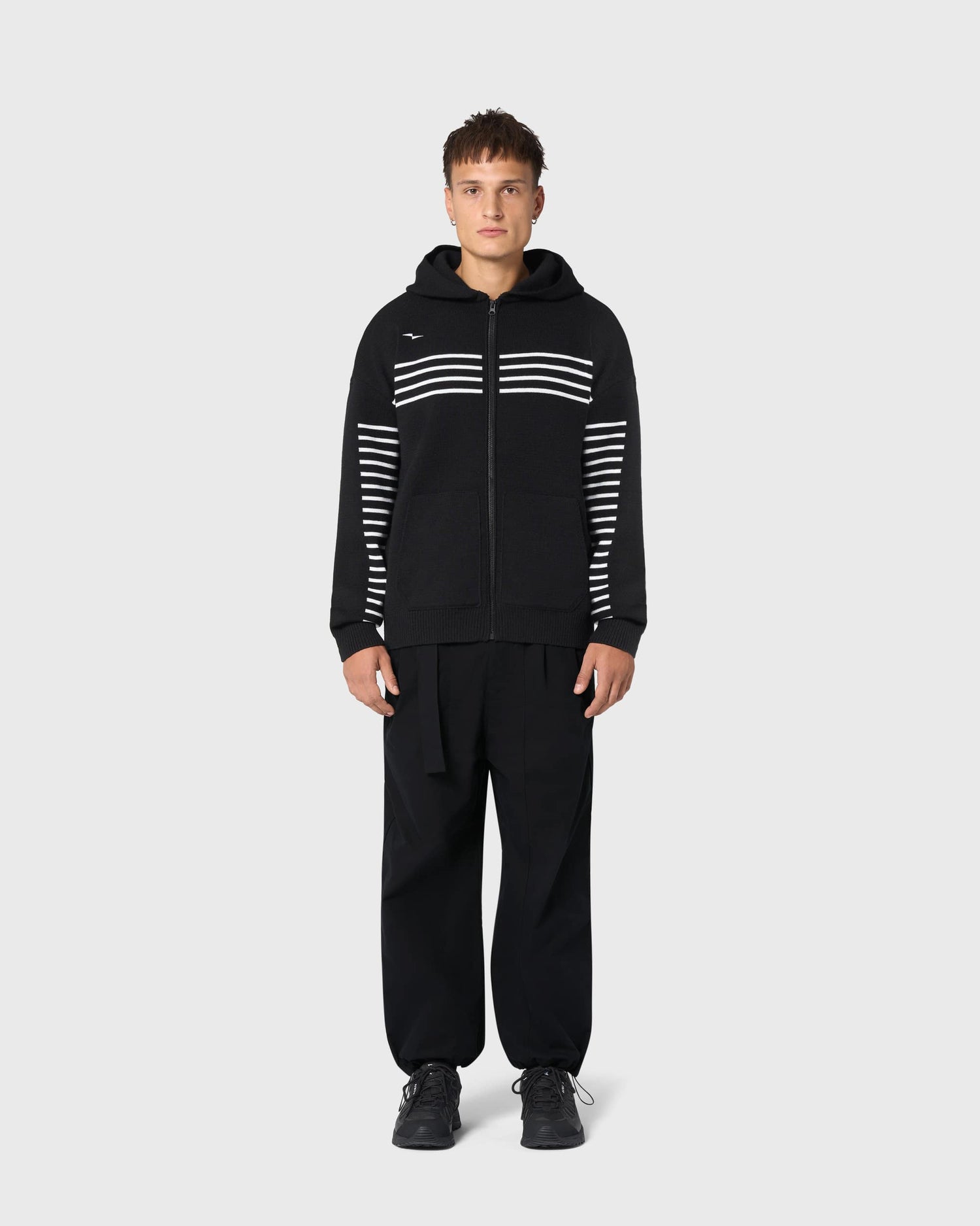 Hoodie AVNIER Kobourg porté, coupe oversize et rayures lumineuses, alliance entre héritage marin et design urbain.