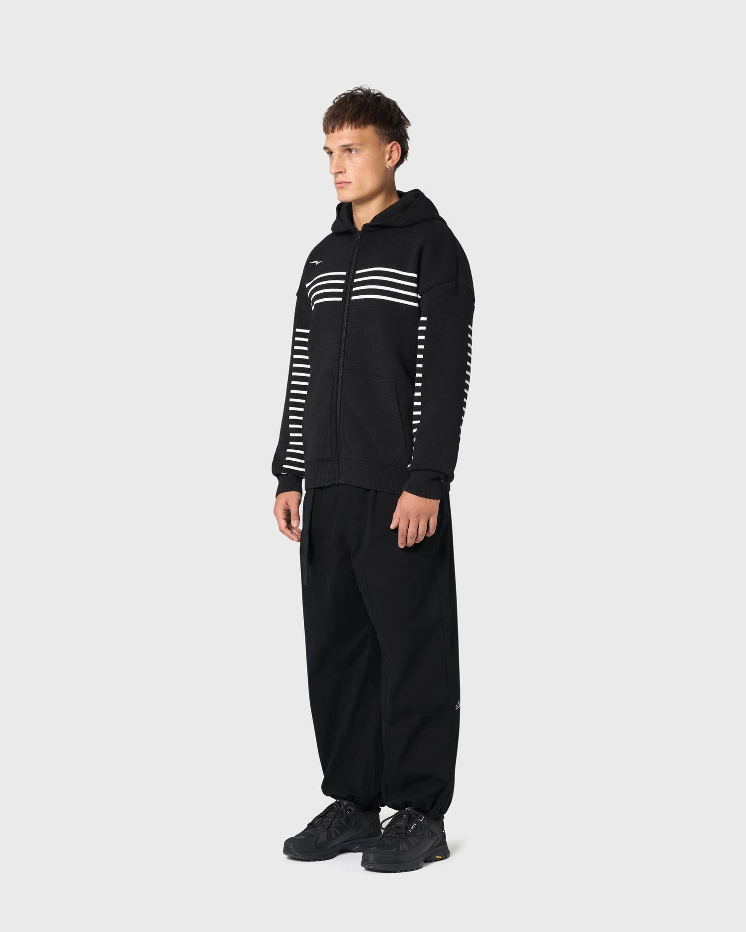 Profil du hoodie Kobourg noir, texture maille laine vierge Saint James et finitions soignées.
