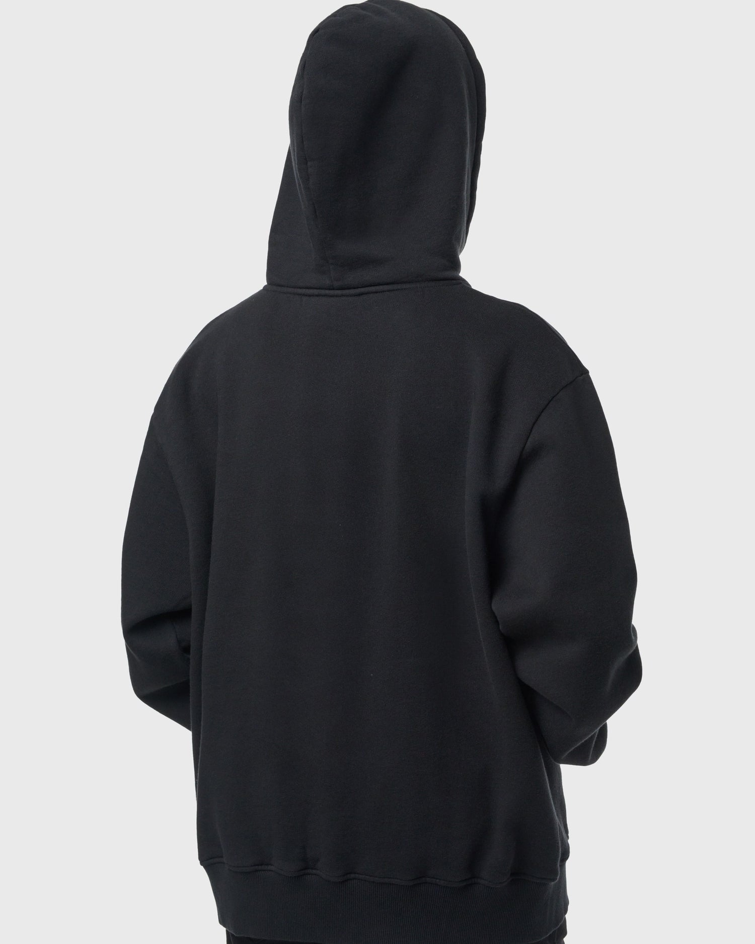 Sweat à capuche noir Avnier Onset V5 vu de dos, coupe droite et design épuré.