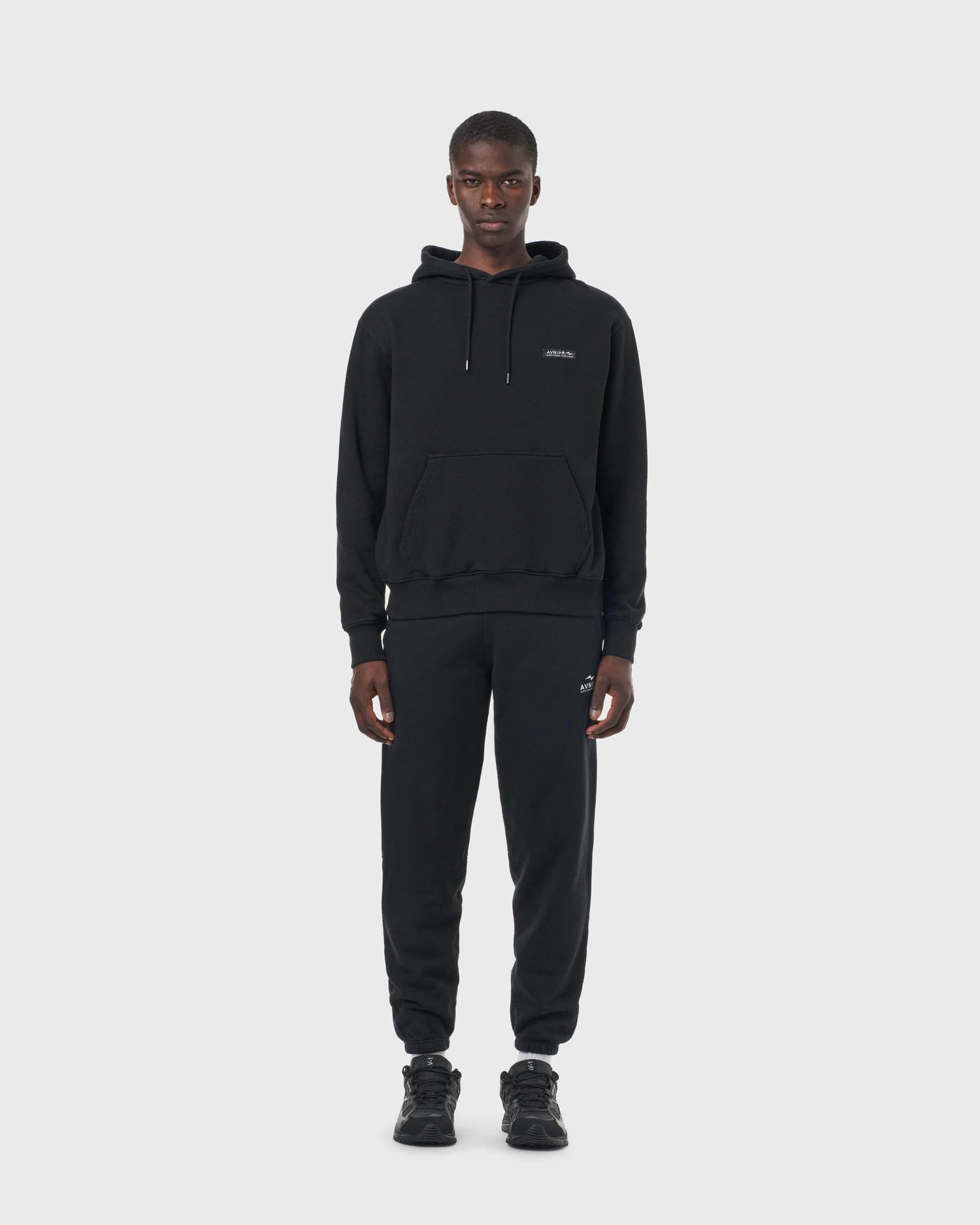 Sweat à capuche noir Avnier Onset V5 porté de face, coupe droite et style minimaliste.