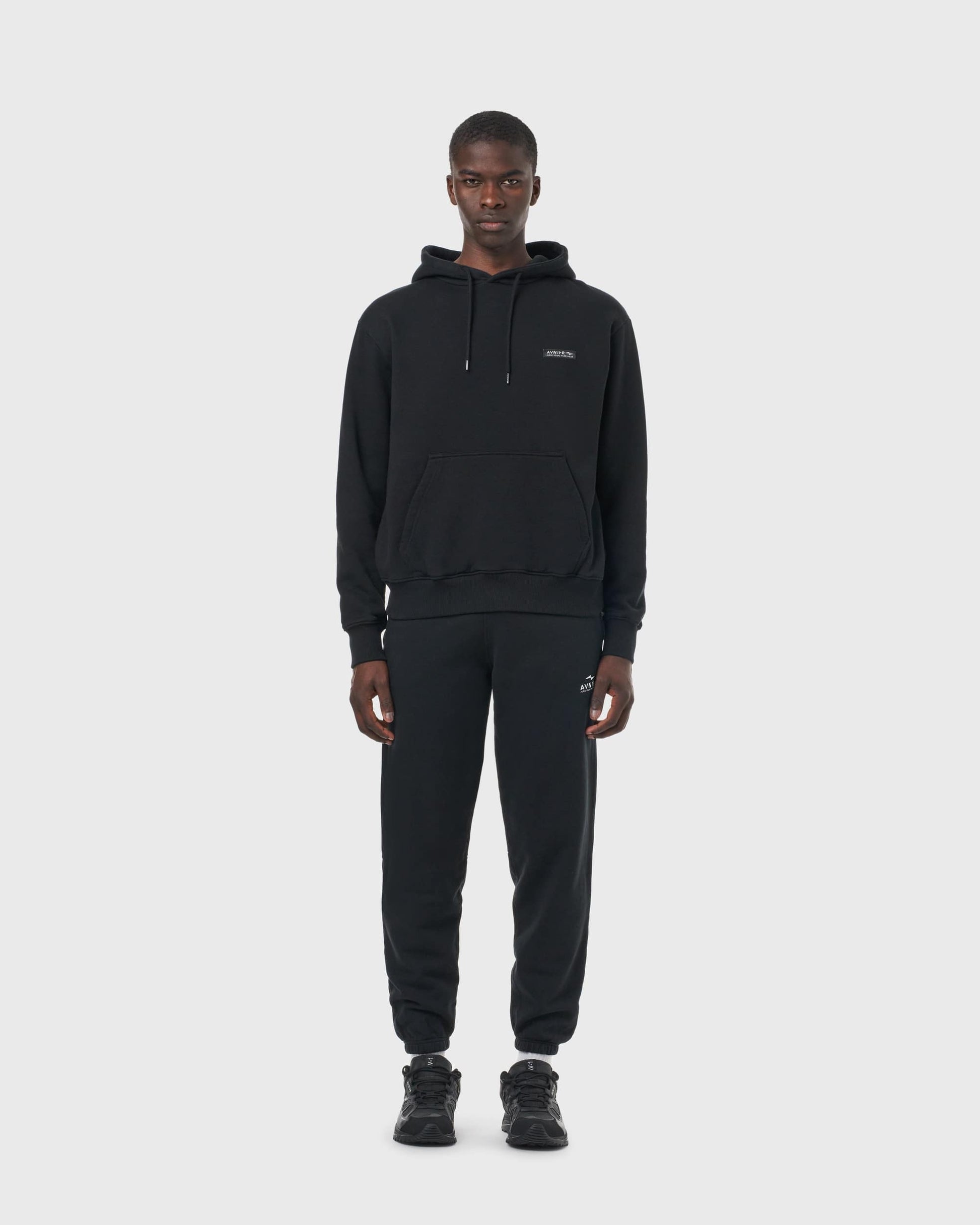 Sweat à capuche noir Avnier Onset V5 porté de face, coupe droite et style minimaliste.