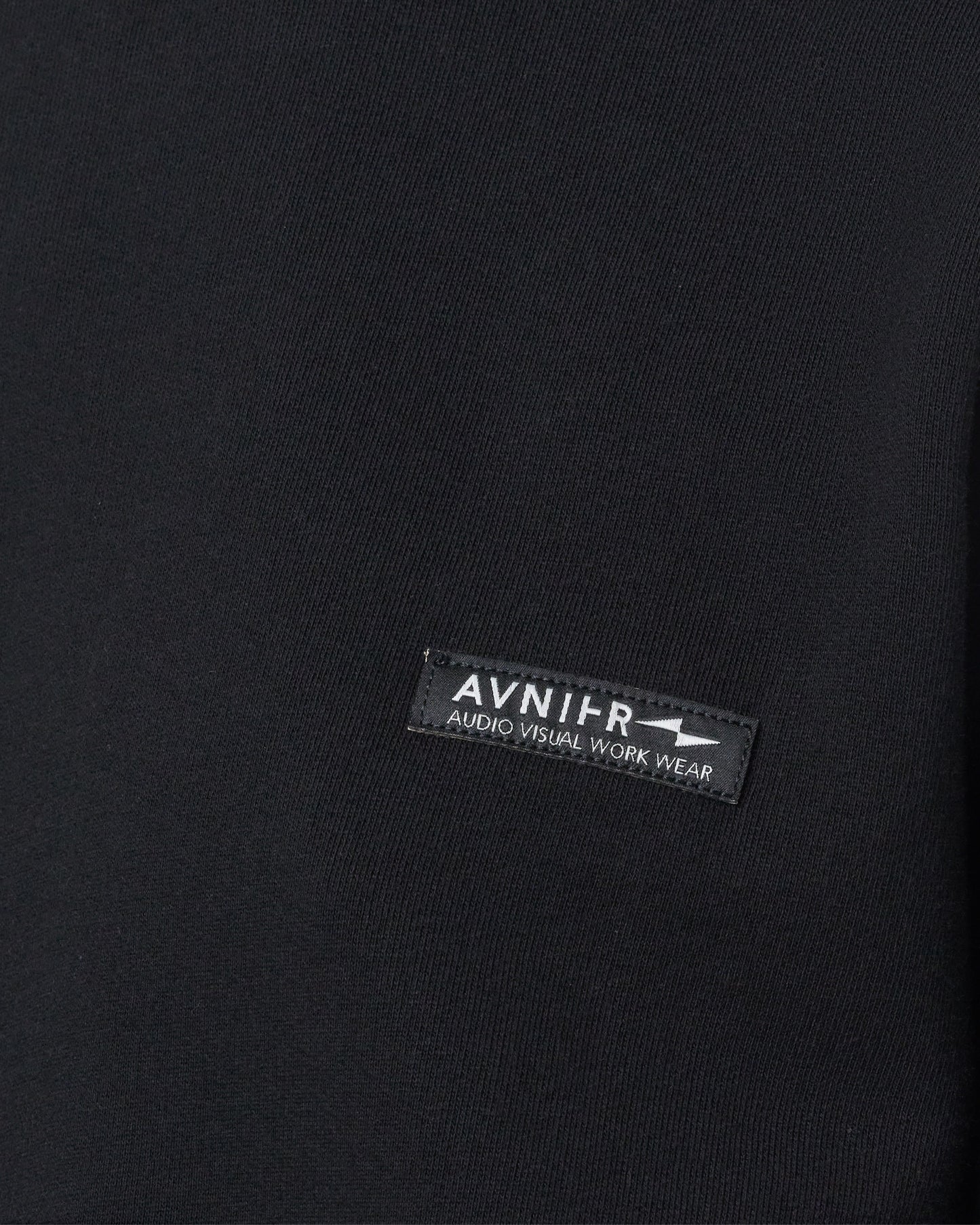 Détail du logo Avnier sérigraphié sur la poitrine du hoodie black Onset V5.