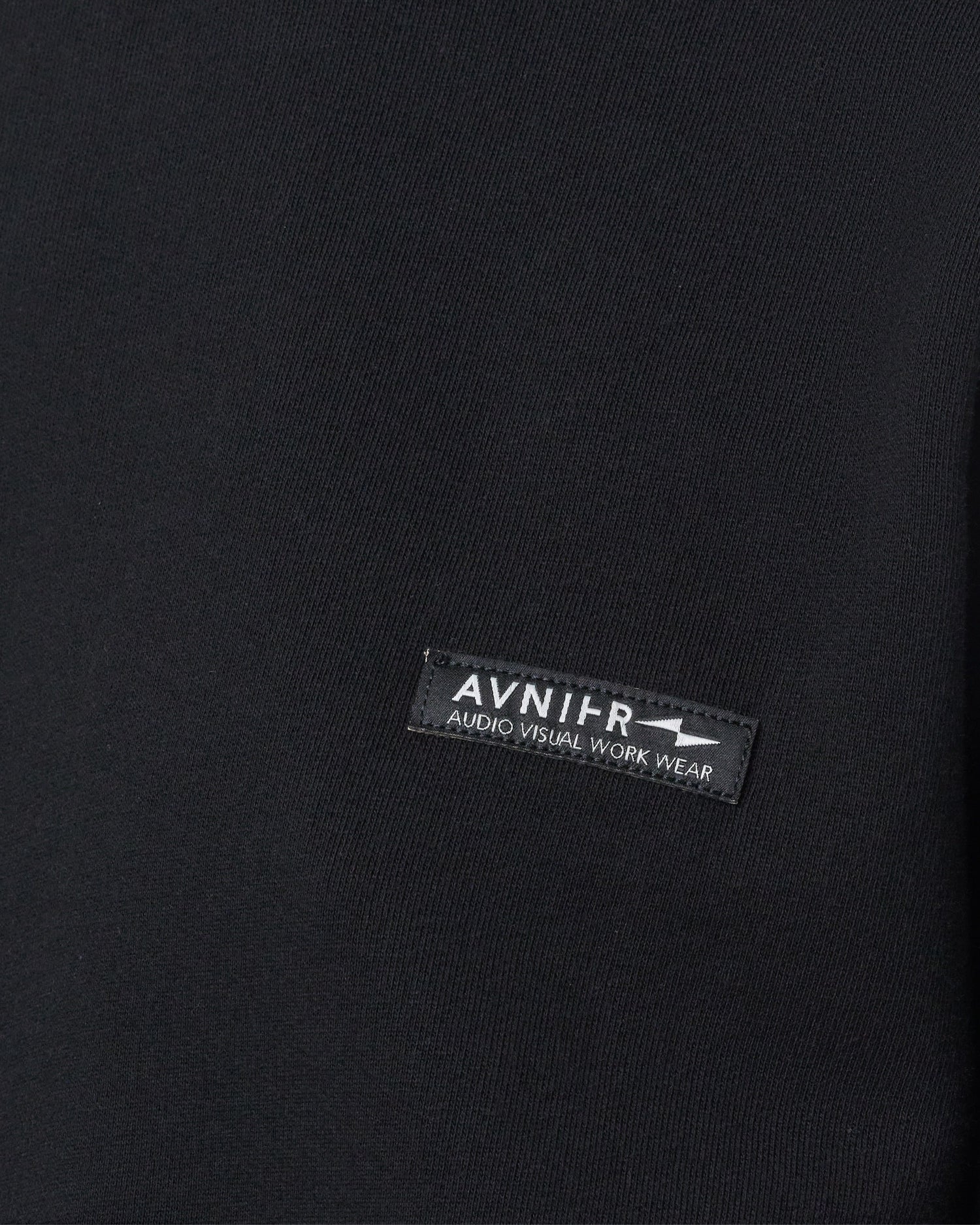 Détail du logo Avnier sérigraphié sur la poitrine du hoodie black Onset V5.