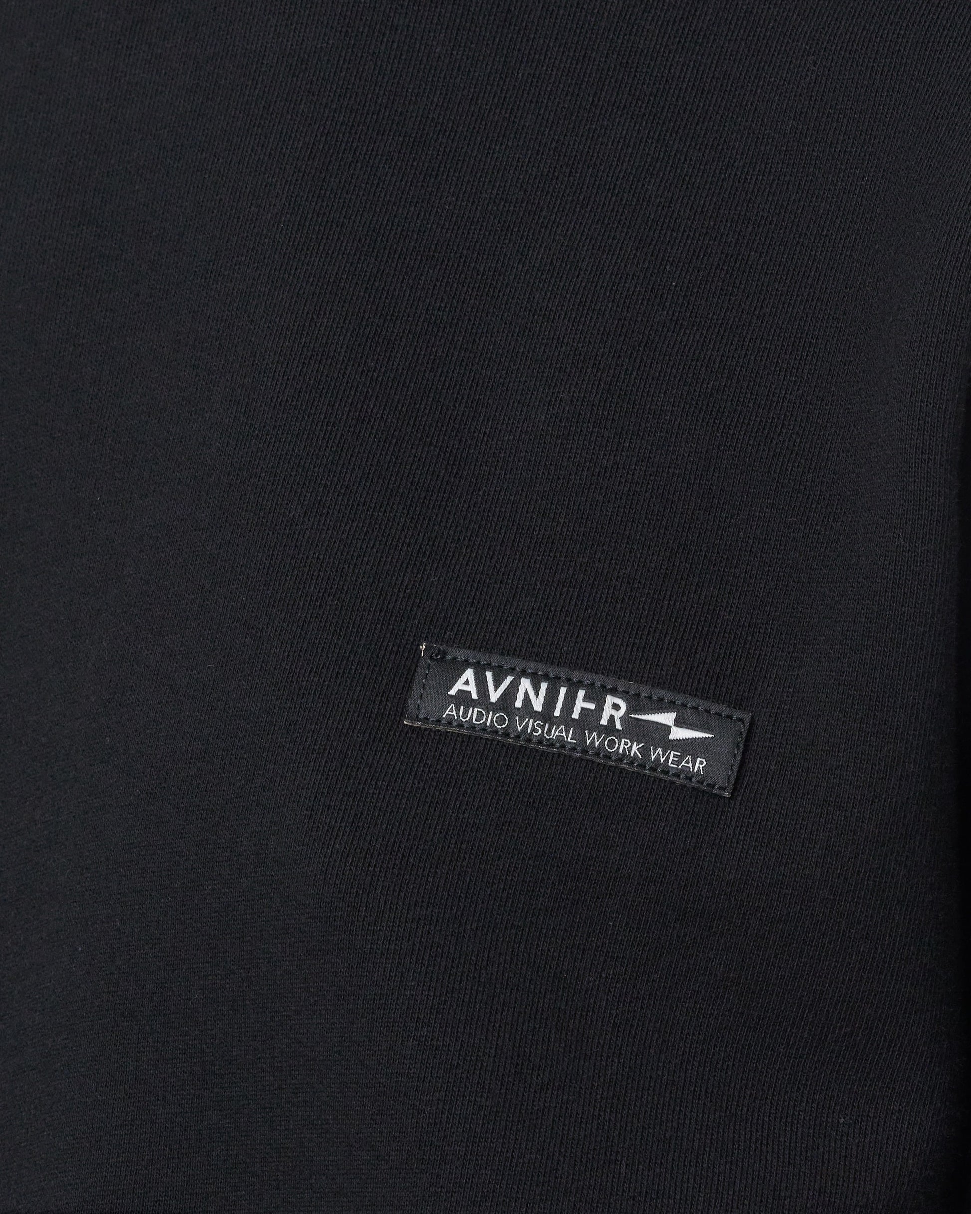 Détail du logo Avnier sérigraphié sur la poitrine du hoodie black Onset V5.